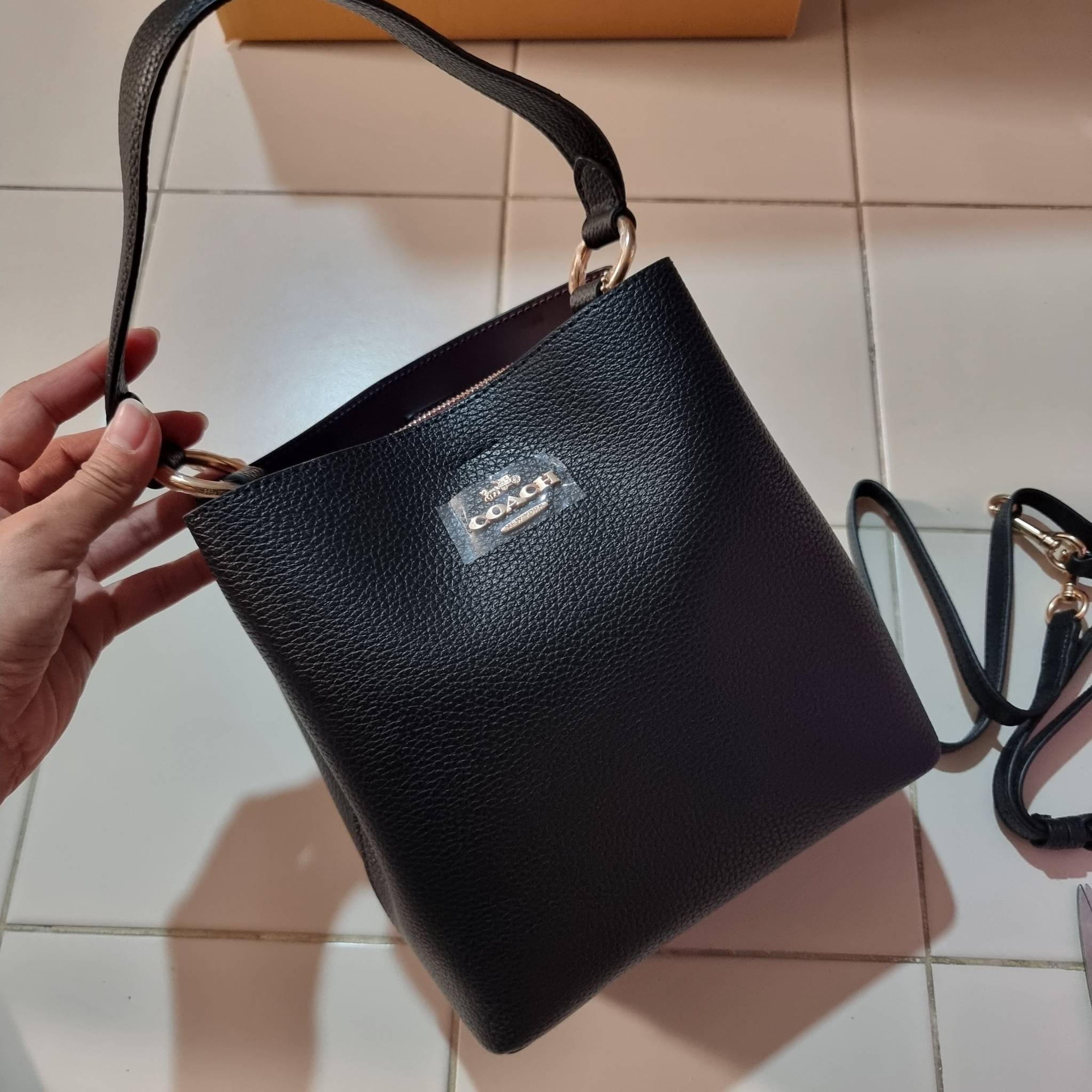 COACH 1011 SMALL TOWN BUCKET BAG รุ่นยอดนิยมใบเล็ก กระเป๋าทรงบัคเก็ต สีคลาสสิคเรียบหรู ตัดกับโลโก้สีทองดูโดดเด่น วัสดุหนัง pepble สวยคมทุกมุมจริงๆ!! เปิด-ปิดด้วยกระดุมแม่เหล็กทั้ง 2 ฝั่ง ภายในเป็นช่องโล่ง มาพร้อมสายสะพายปรับได้ตามตัว ขนาดใบนี้กำลังสวย สะพ