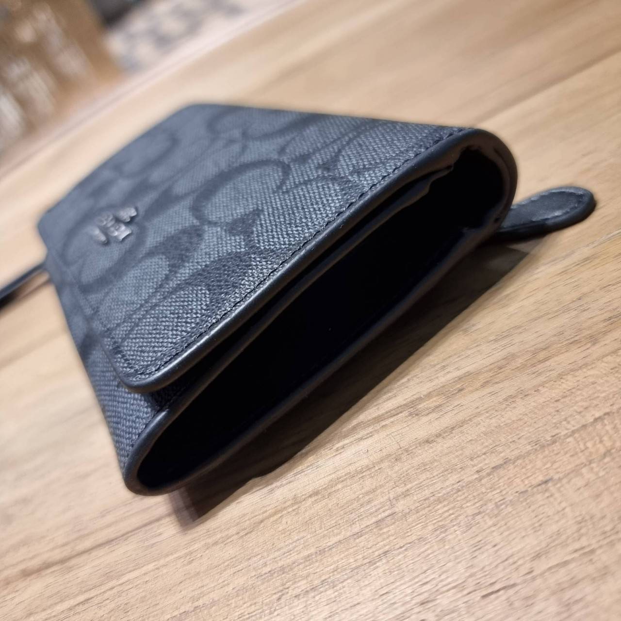 COACH F30205 FLAP PHONE WRISLET IN SIGNATURE CANVAS กระเป๋าสตางค์ 2IN1 มาอีกแล้วจ้า ความคลาสสิคที่จับต้องได้ ใช้งานได้สะดวกกว่าเดิม วัสดุหนังแคนวาสเคลือบลาย ภายในใส่ธนบัตร ใส่บัตรได้เยอะ มีช่องซิปแยก ใส่โทรศัพท์ได้ มาพร้อมสายคล้องมือ ใส่แขนไว้กันหล่นหาย ห