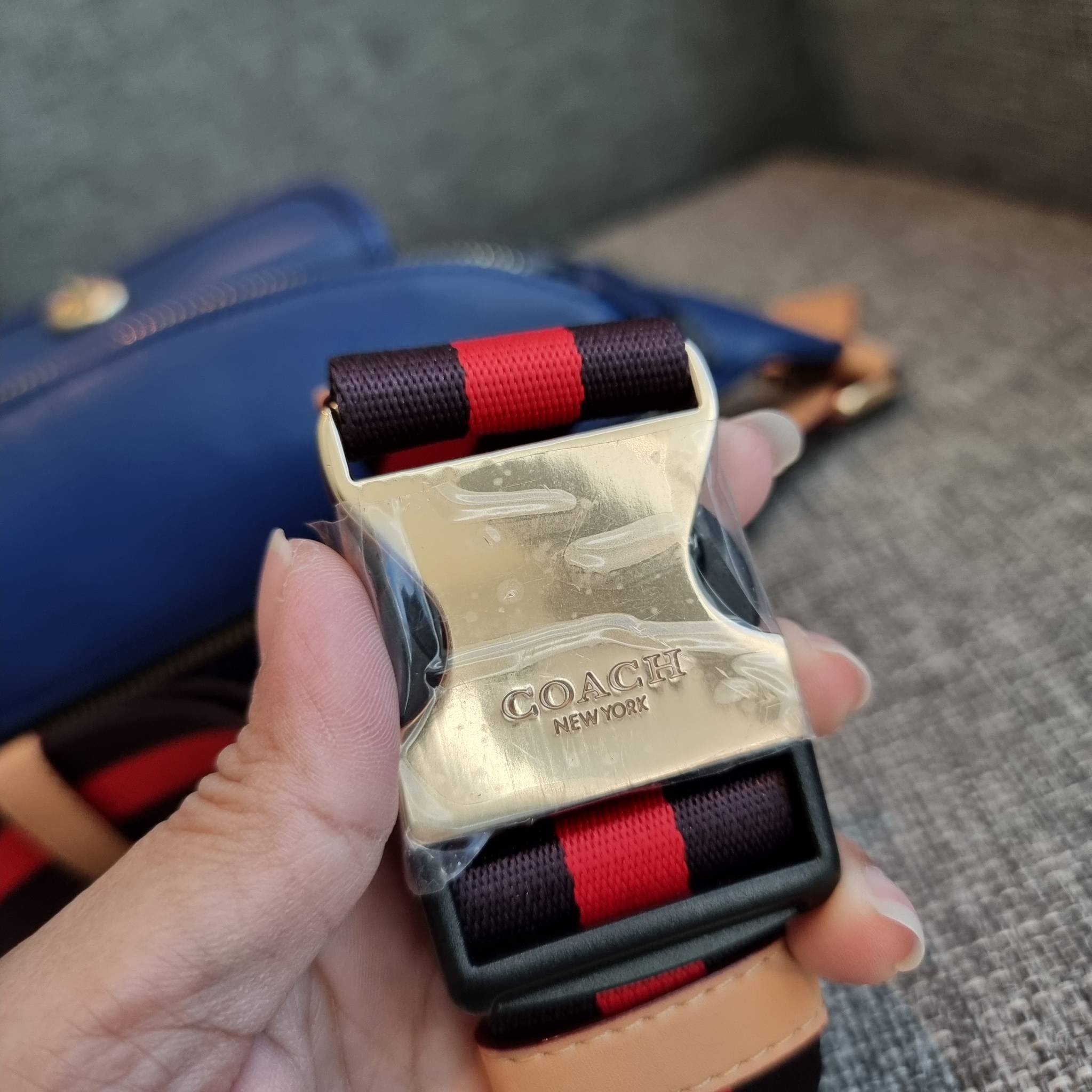 OUTLET 】COACH C4035 HERITAGE BELT BAG IN SIGNATURE CHAMBRAY ใหม่ล่าสุด กระเป๋าคาดอกสุดชิคสำหรับหนุ่มๆ เป็นดีไซน์กึ่งสปอร์ตที่ดูหรูมากๆ แพทเทิร์นเป็นที่ใช้งานง่าย วัสดุผ้าแชมเบรย์สลับหนังแท้ ไม่หนาไม่บางจนเกินไป มีช่องด้านหน้า และซิปหลัก ภายในโล่งกว้าง จุข