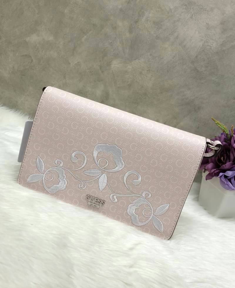 GUESS Embroidery Shoulder Bag กระเป๋าไหล่หรือ crossbody วัสดุหนังแกะเทียม น้ำหนักเบา ตัวกระเป๋าเพ้นท์ลายตัวG ทั้งใบ พร้อมปักรูปดอกไม้ด้านหน้า มาให้ งานปักละเอียด สวยมากๆ ค่ะ เปิดปิดกระเป๋าแบบฝาปิด แม่เหล็ก ใข้งานง่าย ด้านในโล่ง ใส่ ipad mini ได้ และมีช่อง