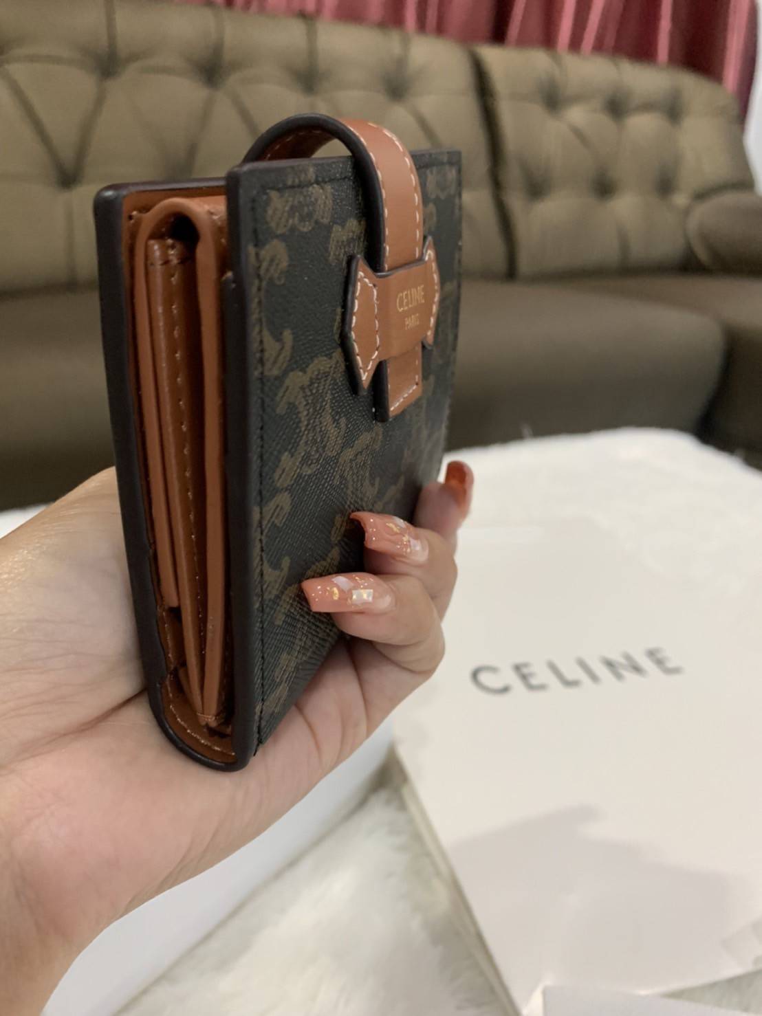 CELINE SHORT WALLET VIP GIFT WITH PURCHASE (GWP) พรีเมี่ยมกิ๊ฟ Limited จาก CELINE HAUTE PARFUME DUTYFREE COUNTER วัสดุ Triomphe Canvas หนังสวยอยู่ทรง ประดับโลโก้แบรนด์ที่ด้านหน้า ขนาดกำลังดี จับถนัดมือ เปิด-ปิดฝาพับกระดุม ภายในมีช่องแบ่งหลายช่อง มีช่องใส่
