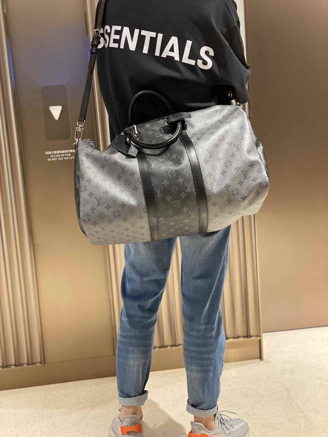 LV KEEPALL BANDOULIERE MONOGRAM ECLIPSE REVERSE กระเป๋าเดินทางสุดคลาสสิค ทึ่ใครๆก็เฝ้ารอ ไอเท็มที่จะทำให้การเดินทางไม่ธรรมดาอีกต่อไป ด้วยดีเทลความเป็นเอกลักษณ์ เรียบแต่หรู วัสดุหนังแคนวาสคุณภาพดี ลวดลายโมโนแกรม เปิด-ปิดด้วยซิปแน่นหนา มีกุญแจล็อคได้ มีสายส