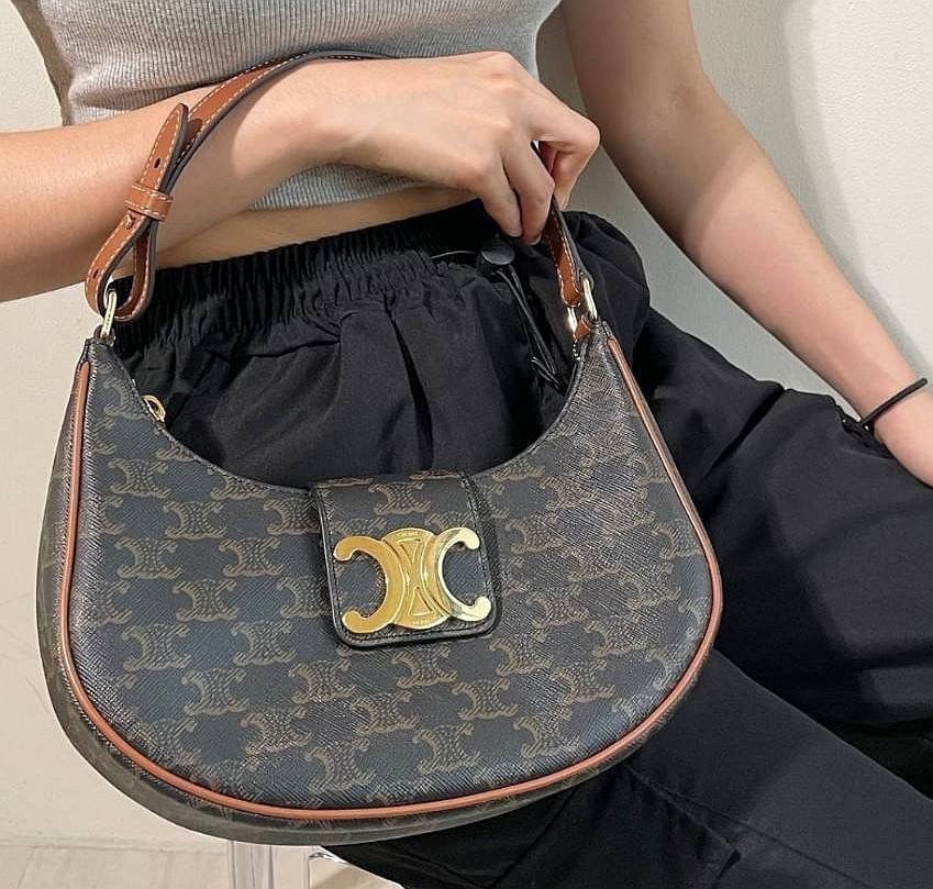 CELINE AVA TRIOMPHE SOFT BAG IN TRIOMPHE CANVAS AND CALFSKIN / CELINE SHOULDER BAG วัสดุ TRIOMPHE CANVAS รุ่นใหม่ล่าสุดดีไซน์สวยหรู หนังสวยอยู่ทรง ภายในโล่งกว้าง