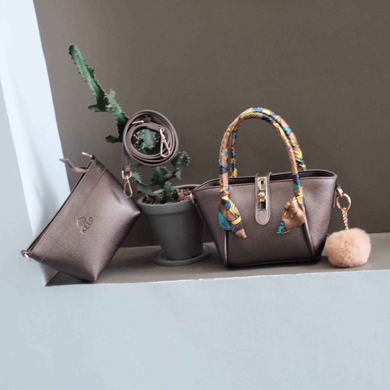 กระเป๋าทรงน่ารักๆ รับ Summer นี้เลยค่า KEEP ‘ Basket ‘ Handbag > ทรงน่ารัก (ราคานี้แถม ปอมๆ และผ้าพันหูกระเป๋าให้ 2 ผืน เข้า Set ) > มีใบเล็กด้านใน ให้อีก 1 ใบ สามารถเอาออกมาใช้สะพายได้ ( เหมือนซื้อ1ได้2 ) >น้ำหนักเบา ใบเล็กกะทัดรัด เหมาะกับ Summ