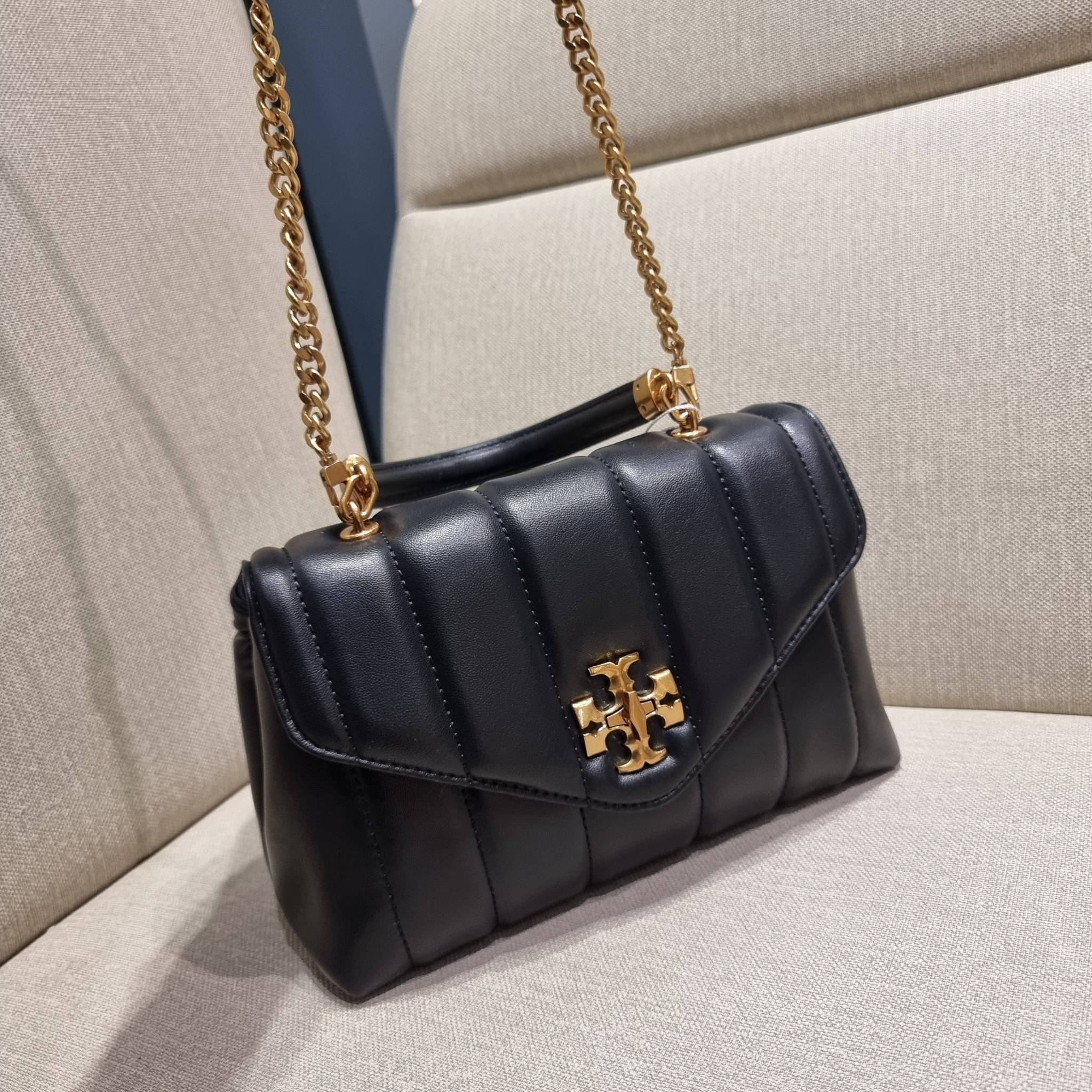 TORY BURCH KIRA QUILTED SMALL SATCHEL มาแล้วด่วนๆ!! กับคอลที่ปังไม่ไหว พร้อมเสิร์ฟสีคลาสสิค กระเป๋าถือ/สะพาย ทรงสวย สะพายคล่องตัว หนังแท้ ดีไซน์บุนวม เส้นคมสวยหรู วัสดุหนังแกะ สัมผัสดีงาม นิ่มมือ เปิด-ปิดด้วยอะไหล่บิดล็อค ภายในเป็นช่องโล่ง มีช่องซิป ใส่ขอ