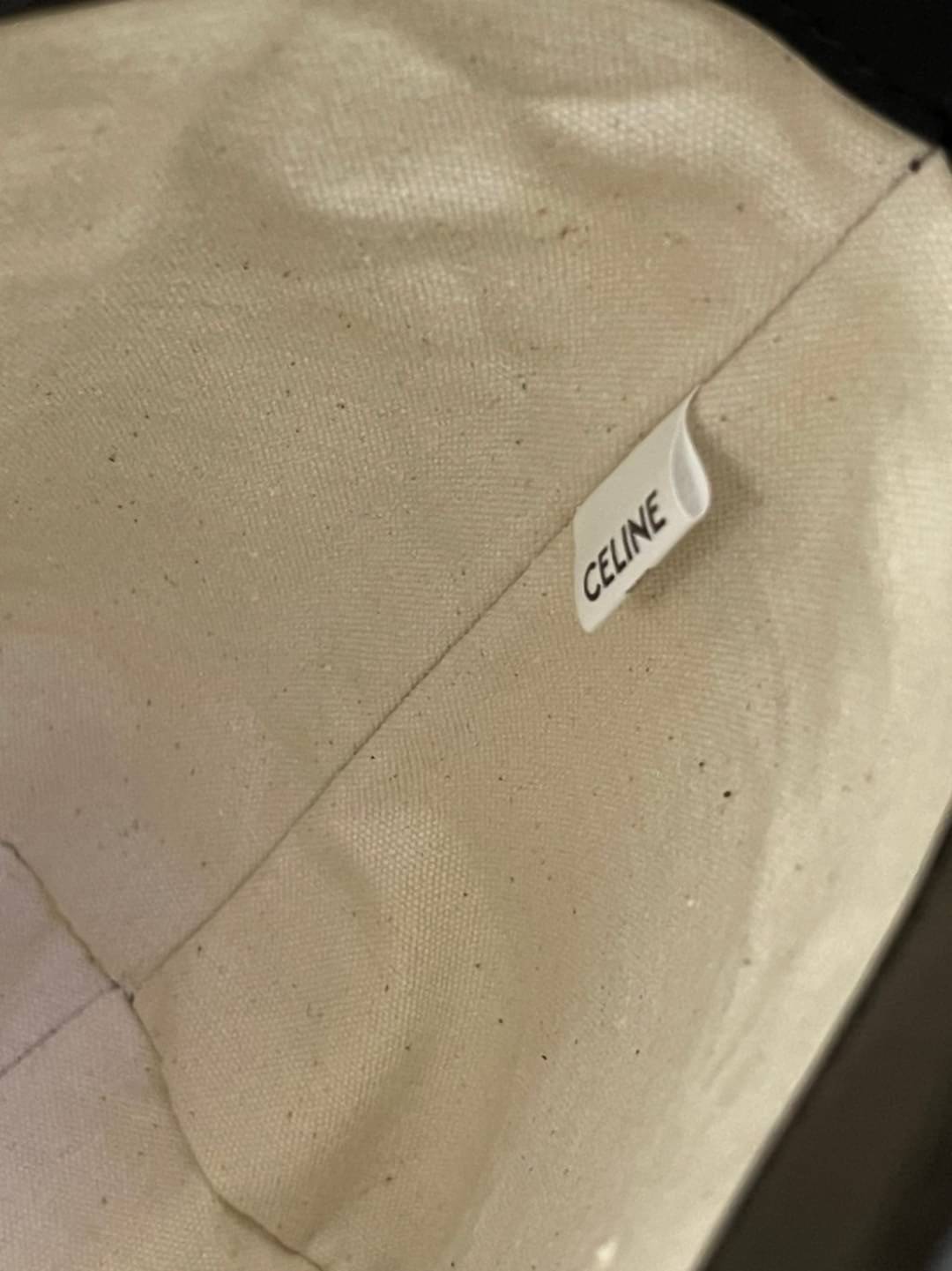 หนังแท้ CELINE SMALL BUCKET CUIR TRIOMPHE IN SMOOTH CALFSKIN / CELINE BUCKET BAG CUIR TRIOMPHE พร้อมส่งที่ไทย คอลเลคชั่นใหม่ ฮิตข้ามปี กับกระเป๋าสะพายทรงถัง ใช้งานง่ายที่สุด สายสะพายในตัว ปรับใช้ได้เลย วัสดุหนังวัว เรียบหรู ผู้ดีไปอีก โดดเด่นด้วยโลโก้เอกล