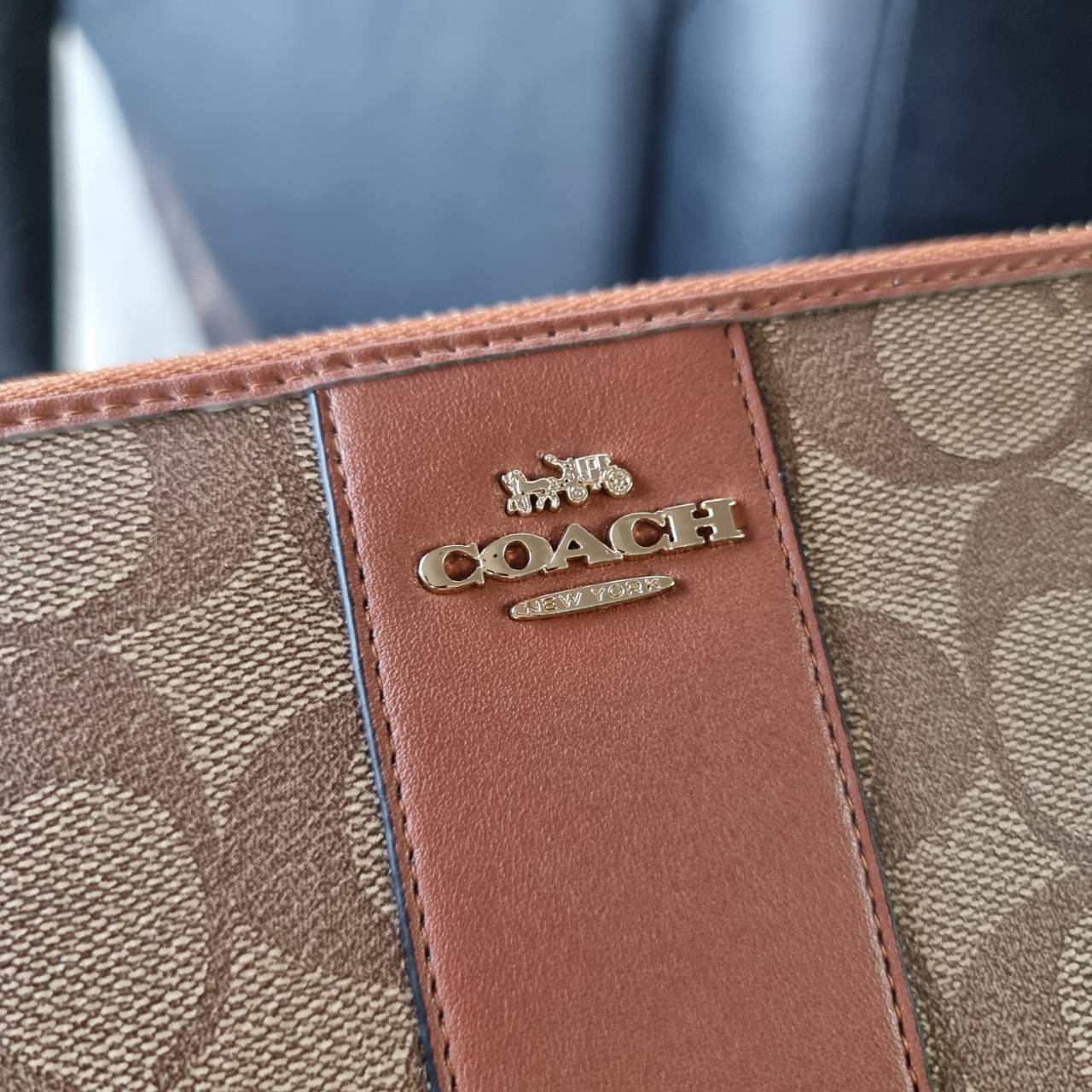 COACH F54630 ACCORDION ZIP WALLET IN SIGNATURE COATED CANVAS WITH LEATHER STRIPE กระเป๋าสตางค์ใบยาวรุ่นคลาสสิค คัดสีขายดีมาให้กันเลยจ้า ♥️ วัสดุหนังแคนวาสเคลือบลาย เปิด-ปิดด้วยซิปรอบ รูดใช้งานง่าย ใส่บัตรได้ มีช่องซิปใส่เหรียญ ใส่มือถือได้ พกใบนี้ใ