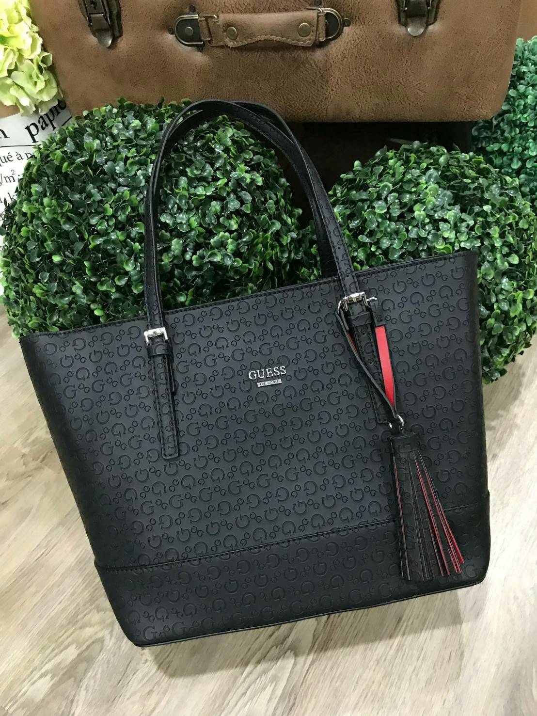 GUESS SINGNATURE SHOPPER BAG (SIZE L) กระเป๋าสะพายรุ่นใหม่ล่าสุดจาก GUESS FACTORY หนังสวยอยู่ทรงปั้มลาย Singnature Brand รอบใบ ด้านหน้าประดับโลโก้แบรนด์ ด้านหลังมีช่องใส่ของ หูหิ้วสะพายไหล่ได้สามารถเลื่อนปรับระดับได้ พร้อมประดับพู่หนังห้อยที่หูกระเป๋าดูมี