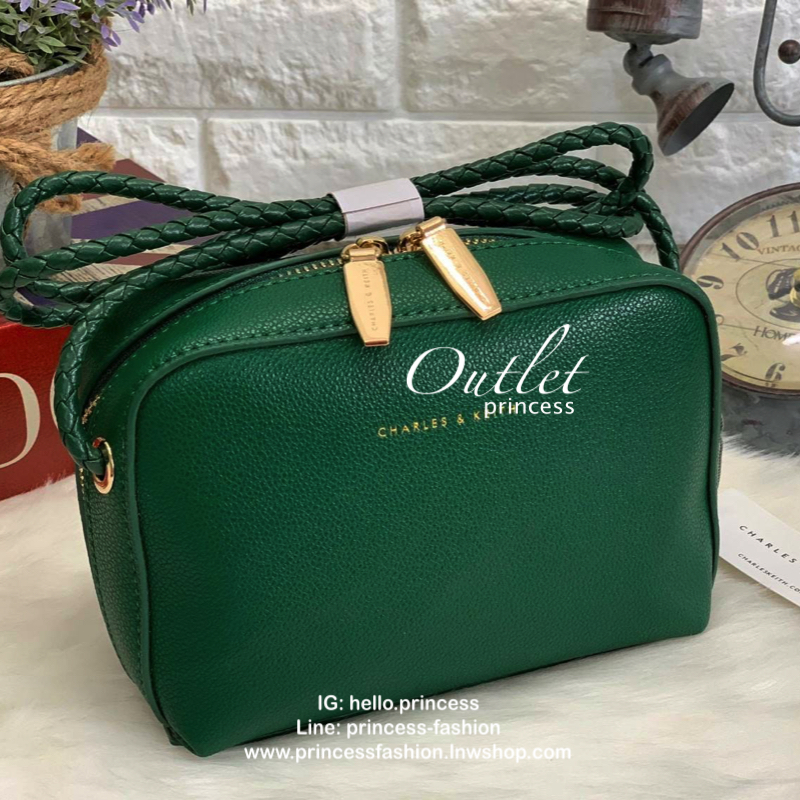 CHARLES & KEITH METAL PUSH LOCK CROSSBODY BAG รุ่นฮิตขายดีมีมาพร้อมส่งแล้วจ้า กับกระเ๋าสะพายไซส์น่ารัก วางอยู่ทรง เปิดปิดด้วย ตัวล็อกด้านหน้า ด้านในแบ่งเป็น 2 ช่องมีช่องซิปตรงกลาง จุของได้เยอะพอควรเลยค่ะ ใส่ iPhone plus ได้สบายๆ และของจุกจิกที่จำเป็น รุ่น