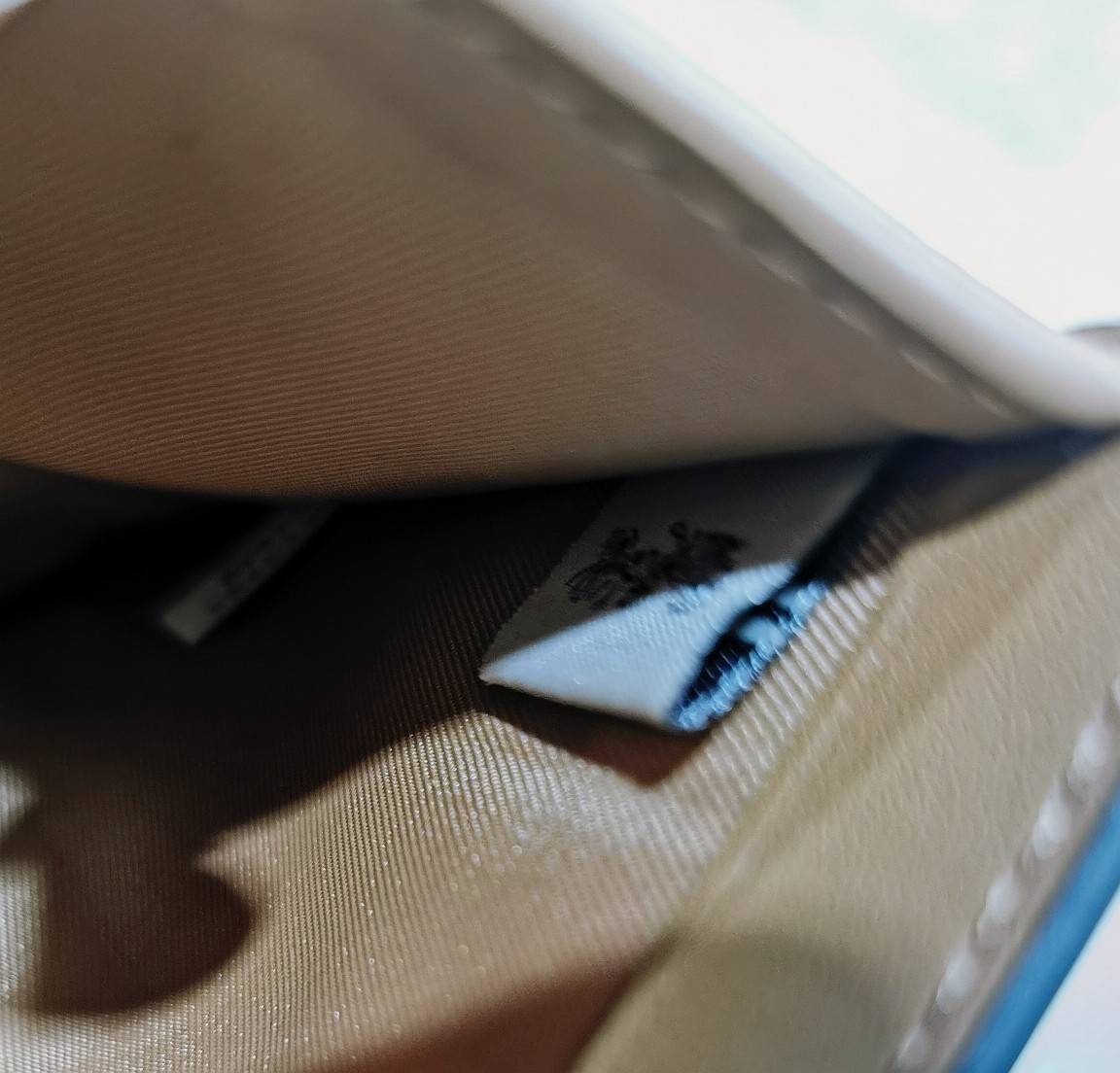 COACH FACTORY SHORT WALLET กระเป๋าสตางค์รุ่นใหม่ล่าสุดจาก Coach Factory Outlet ขนาดกำลังดี พกพาสะดวก ดีไซน์สวยน่าใช้ วัสดุหนังแท้เปิดปิดด้วยฝาปิด Envelop กระดุมด้านหน้ามีโลโก้แบรนด์ด้านหลังมีช่องซิปใส่เหรียญ หัวซิปแบรนด์ ภายในมีช่องใส่ธนบัตรใส่แบงก์พันได้