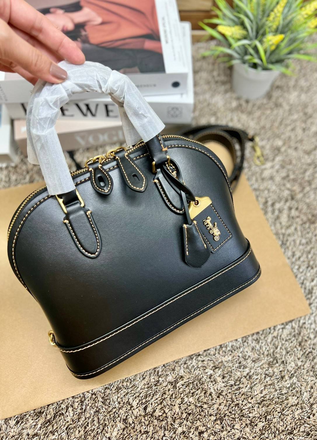 COACH REVEL BAG ((CC411)) ยังไม่เข้าไทย มีมาให้ตับจองก่อนใครที่นี่! พร้อมส่ง รุ่นใหม่ล่าสุด! สวยและดูดี ต้องยกให้รุ่นนี้เลยค่ะ กับกระเป๋าทรงโดม ที่ไม่ว่าลุคไหนๆก็เอาอยู่ หนังแท้เรียบสวยมากๆค่ะ 💕ด้านหน้าห้อยพวงแบรนด์+พวงหนังมาให้