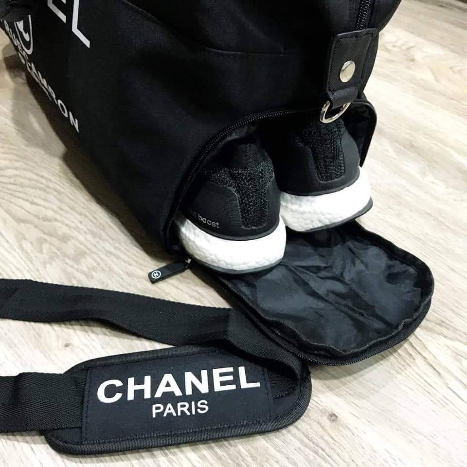 CHANEL VIP GIFT Large Travel Bag กระเป๋าเดินทาง Gift With Purchase รุ่น Limited Edition ของเเท้จาก Chanel Perfumes Counter วัสดุ NYLON เนื้อหนา สีดำสกรีนโลโก้ด้านหน้า เปิดปิดด้วยซิป หัวซิปแบรนด์ ใบใหญ่ จุใจ พิเศษ! มีช่องใส่รองเท้าด้านข้างแยกเป็นสัดส่วน ปร