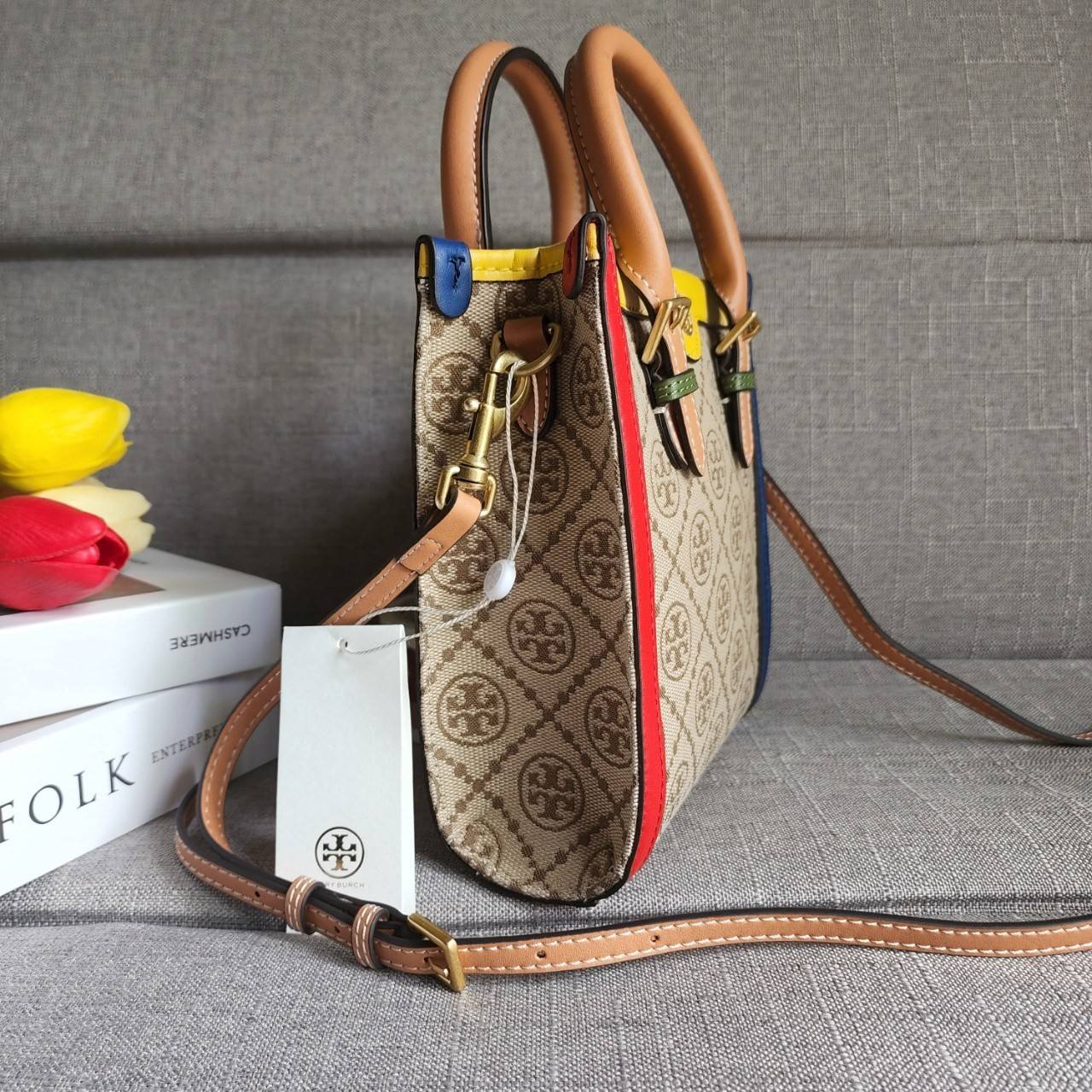 TORY BURCH T MONOGRAM COLORBlOCK JACQUARD MINI TOTE คอลเลคชั่นใหม่ล่าสุด ครอบครองก่อนใคร ไอเท็มยุคนี้รุ่นที่ควรมีติดตู้คะสาวๆ วัสดุ jacquard สลับหนังแท้ หูจับ มาพร้อมสายสะพายข้างหนังแท้ ปรับระดับได้ สายสามารถถอดออกได้ ภายในเป็นช่องโล่ง ใส่มือถือได้ กระเป๋