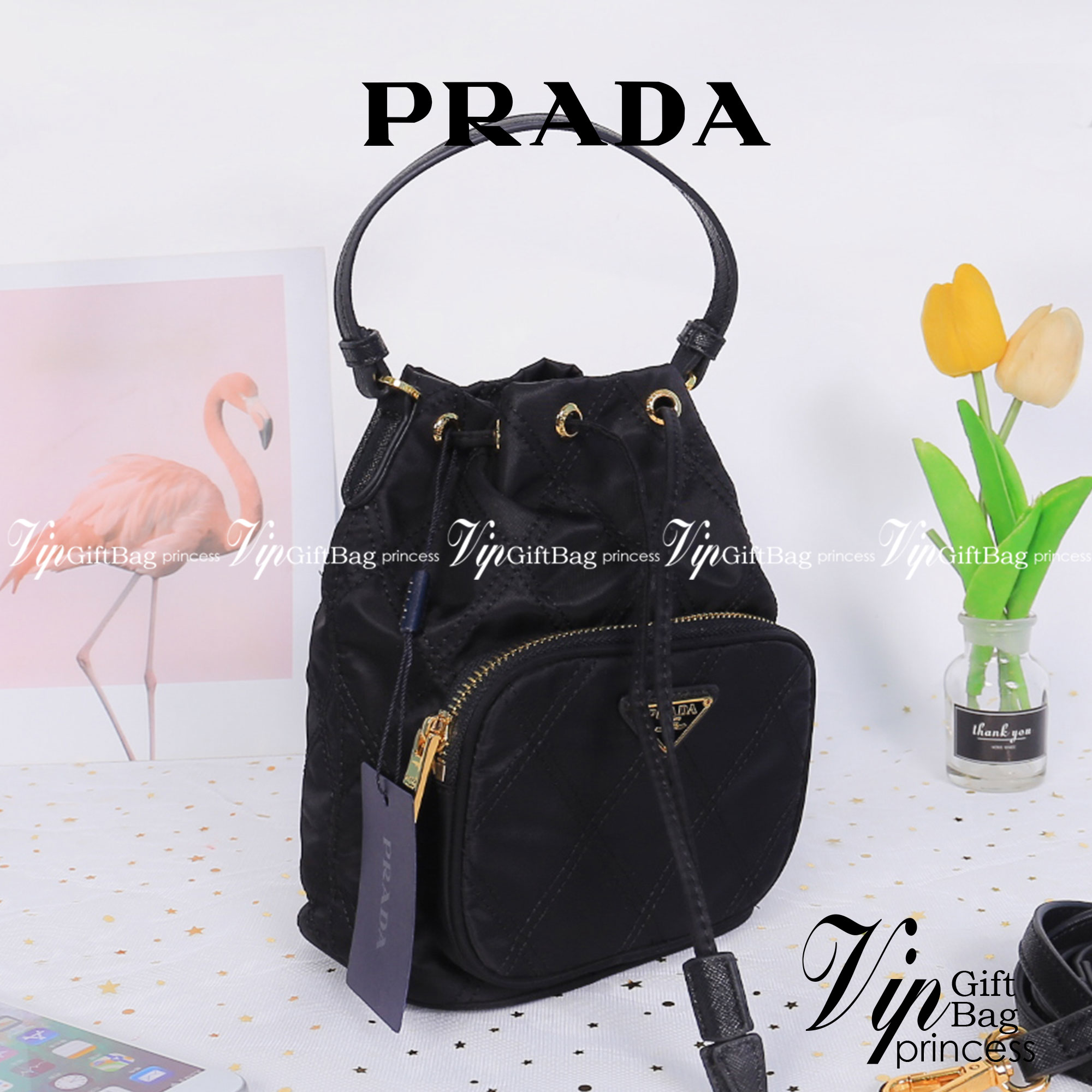 PRADA DRAWSTRING BAG WITH STRAP VIP / PRADA BUCKET BAG / prada bag nylon กระเป๋าสะพายทรงจีบ วัสดุ Nylon ลายตาราง คุณภาพดี ขนาดกำลังดี ด้านหน้ามี 1 ช่องซิป โลโก้แบรนด์ หัวซิปและอะไหล่ปั๊มแบรนด์ น้ำหนักเบา ด้านในเป็นช่องโล่งกว้าง ซับในพิมพ์ลายแบรนด์สวย ตามแ