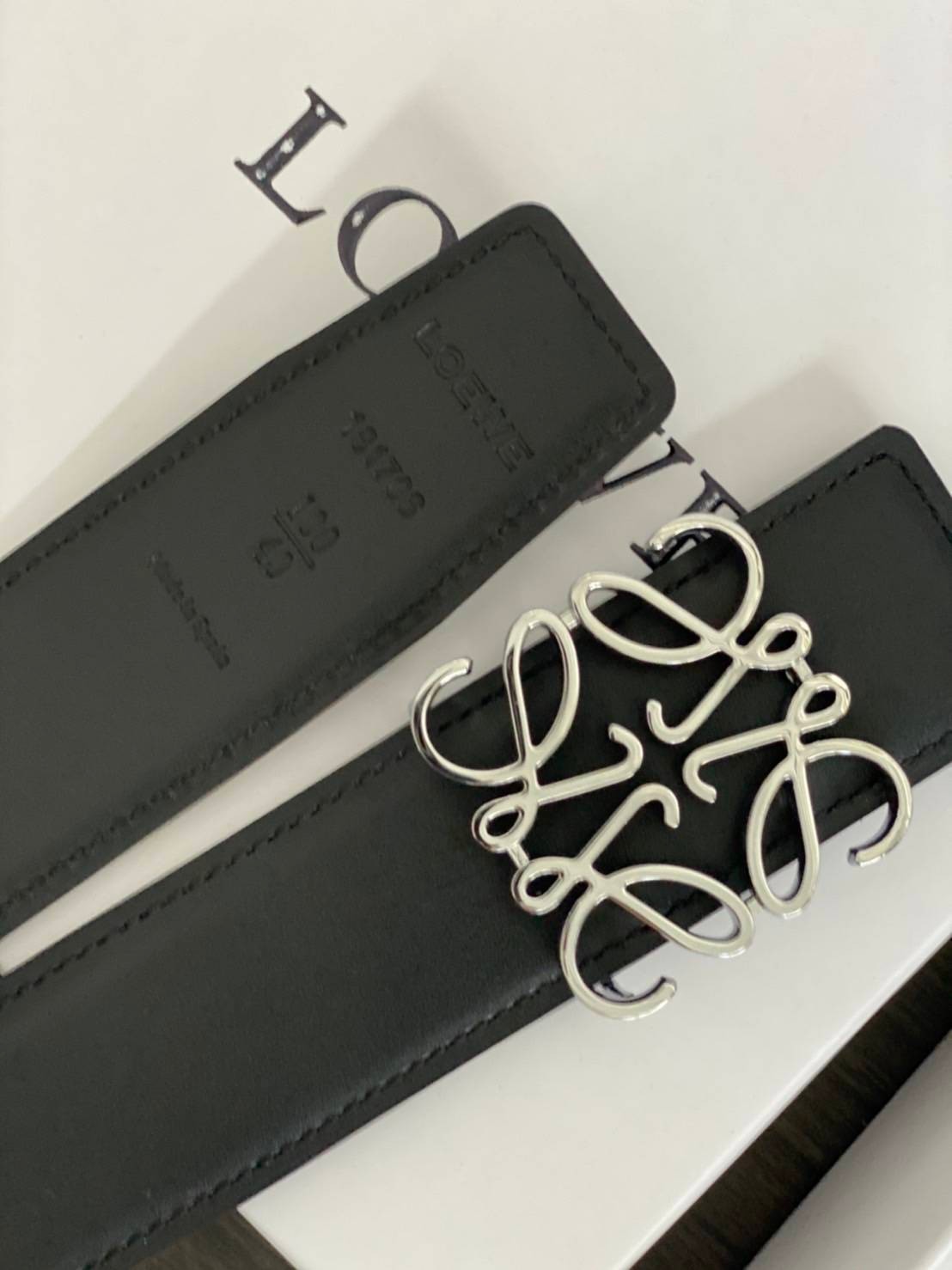 Loewe Belt / Loewe Anagram Leather Belt เข็มขัดโลเอเว่หนังแท้ สุดคลาสสิค วินเทจ เรียบง่าย ผู้ดี เป็นซิกเนเจอร์ ใช้งานเป็น everyday use ได้เลย วัสดุหนังแท้