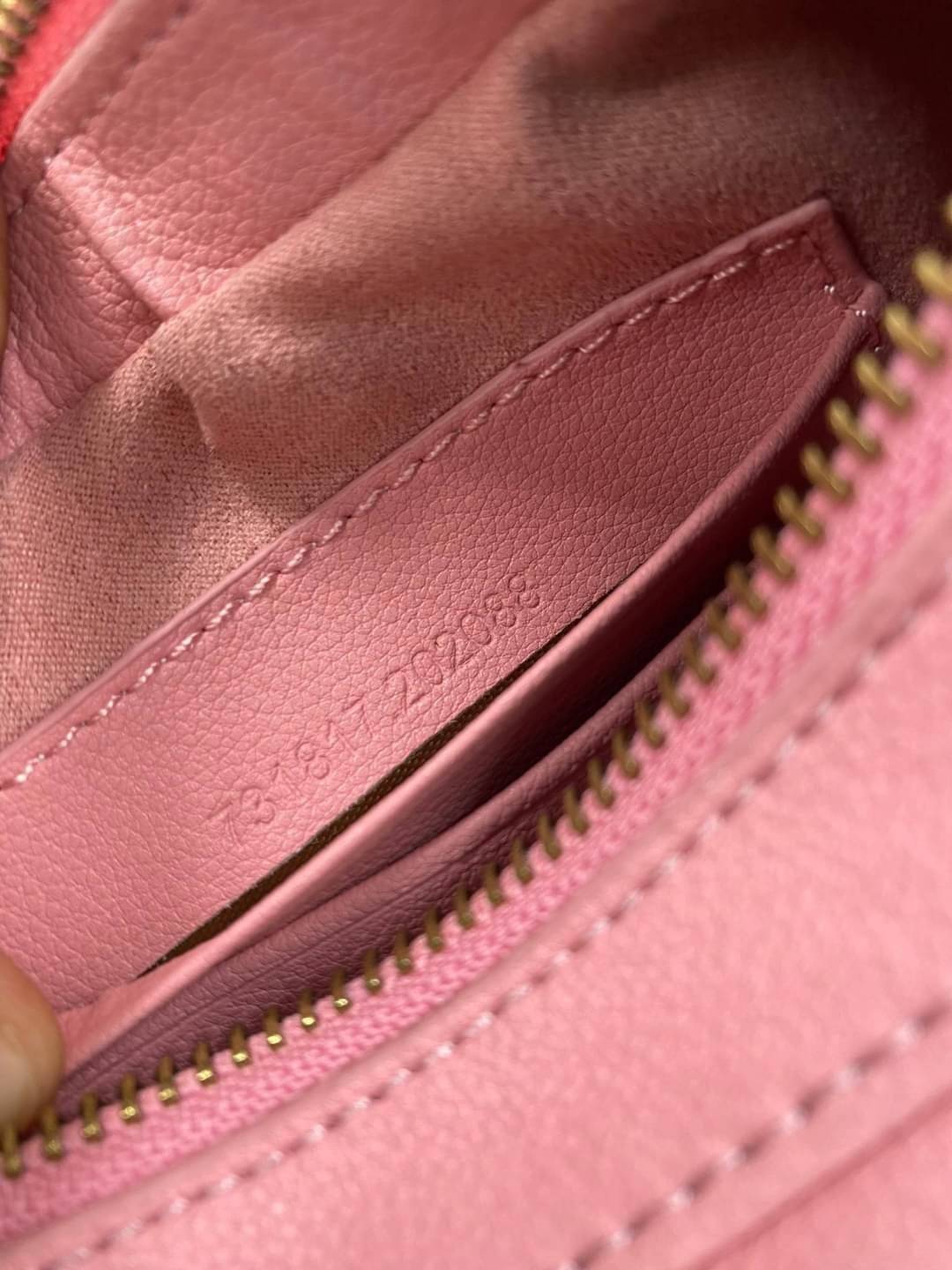 GUCCI Aphrodite small shoulder bag กระเป๋าสะพายทรงคลาสสิค ดีไซน์ย้อนยุคผสานความโมเดิร์นด้วยรูปทรงพอช ที่ใช้งานได้ทุกสไตล์ วัสดุหนังแคนวาส ทนทาน ภายในกระเป๋าเป็นช่องโล่ง