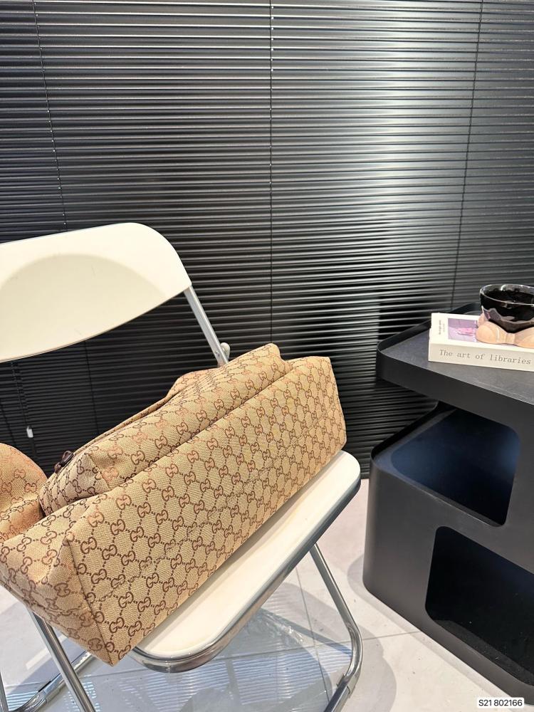 GUCCI Large GG tote bag กระเป๋าสะพายทรงโท้ทใบใหญ่จุใจ ไอเท็มซิกเนเจอร์ชคอลใหม่ ต้อนรับ Fall Winter ใช้ได้ทั้งชายหญิง ด้วยกลิ่นอายสไตล์สปอร์ต