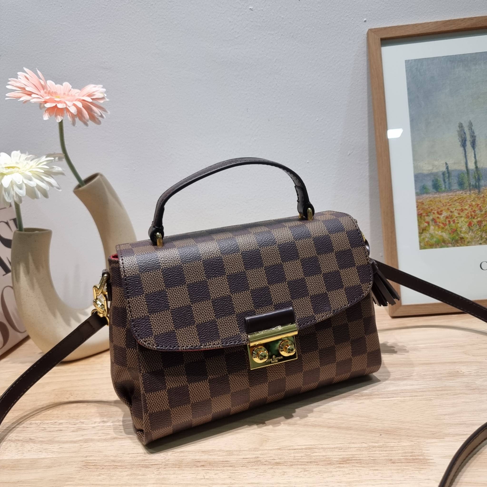 LV CROISETTE CROSSBODY BAG ให้สาวๆได้สวย ในราคาจับต้องได้ กับกระเป๋าสะพายข้าง ดีไซน์ลวดลายตารางเอกลักษณ์ คลาสสิคแต่ดูผู้ดี วัสดุหนังแคนวาส เปิด-ปิดด้วยตัวล็อคแน่นหนา ภายในโล่งกว้าง ใส่ของสำคัญได้ครบถ้วน สายสะพายถอดออกได้ ปรับได้ มีหูจับในตัว ถือเก๋ๆ หรือจ