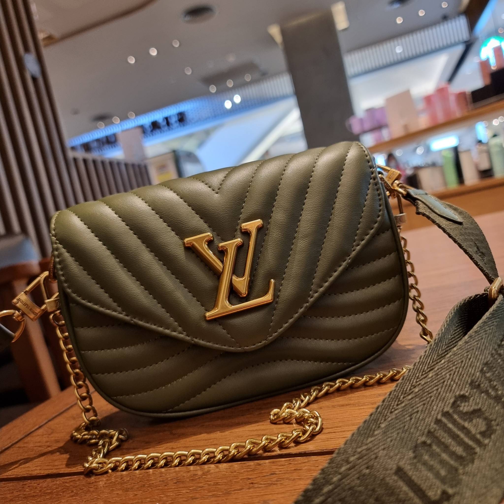 LV new wave pochette multi bag กระเป๋าสะพายมัลติฟังก์ชั่น สุดหรู มาพร้อม box set รับรองว่าดีงาม ลูกเล่นคลาสสิคผสานความวินเทจ มีสายสะพายให้ 2 เส้น และกระเป๋าใบลูก เล็กน่ารัก วัสดุหนังแท้ ภายในเป็นช่องโล่ง แบ่งสัดส่วนมีช่องย่อย ใบนี้ปรับใช้ได้หลายสไตล์ ลุคไ