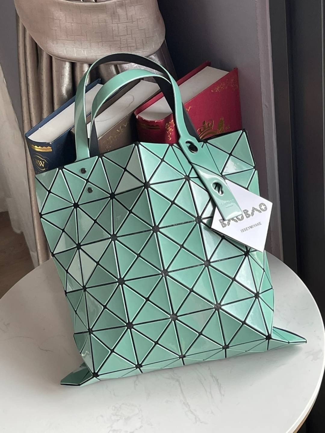 Baobao Issey Miyake 6x6 กระเป๋า Tote รุ่นนี้ถือว่าเป็นกระเป๋า Tote ไซส์กลางที่เหมาะกับการพกพาสิ่งของที่จำเป็นในทุก ๆ วัน มาพร้อมสายที่สามารถปรับได้ทั้งสองสาย และมีช่องใส่ของช่องเล็กด้านใน 1 ช่อง จุของได้เยอะแถมยังทนทาน ใช้เป็น Everyday Bag ได้เลยคะ พกพาสะ