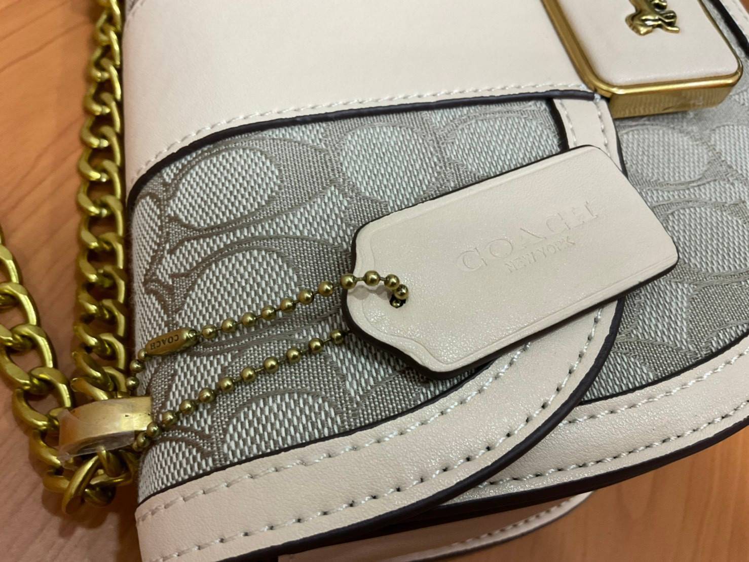 COACH ALIE SADDLE BAG IN SIGNATURE JACQUARD (C4694//C3464) New item!! กระเป๋าสะพายทรง saddle ดีไซน์วินเทจย้อนยุค แฝงความหรูในตัวด้วยอะไหล่สีทองเหลือง โดดเด่นไม่ซ้ำใครแน่นอน วัสดุผ้า jacquard สลับหนังแท้ ภายในเป็นช่องโล่ง มาพร้อมสายสะพายครอสบอดี้ ที่สามารถ