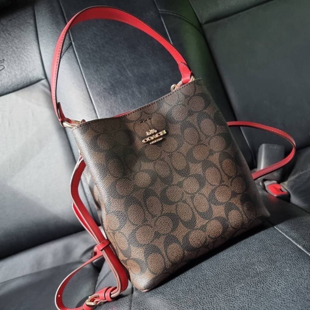 COACH 2312 SMALL TOWN BUCKET BAG IN SIGNATURE CANVAS รุ่นยอดนิยมใบเล็กมาครบสีแล้วจ้า กระเป๋าทรงบัคเก็ต สีผู้ดี๊ผู้ดี ตัวกระเป๋าดีไซน์คลาสสิคลายซี ดูโดดเด่น วัสดุหนังแคนวาสเคลือบลาย สวยคมทุกมุมจริงๆ!! เปิด-ปิดด้วยกระดุมแม่เหล็กทั้ง 2 ฝั่ง ภายในเป็นช่องโล่ง