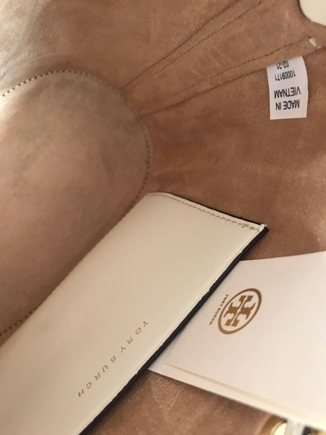 ของแท้ 💯% 】Tory T Monogram Perforated Bucket Bag New collection กระเป๋าถือหรือสะพาย ใหม่ล่าสุด สีขาวงาช้าง งานประณีตมาก วัสดุหนังวัวแท้ ลายฉลุ จะถือหรือสะพายได้หมด