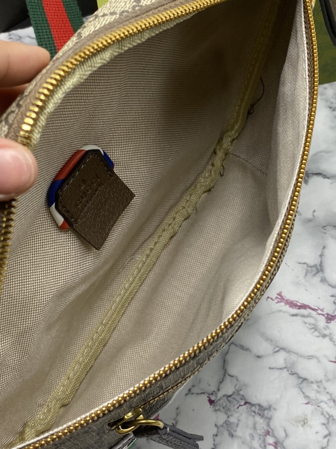 หนังแท้ GUCCI UFO Belt Bag / GG Belt Bag / GG Supreme Belt Bag ไอเท็มที่หนุ่มๆเรียกร้อง กระเป๋าคาดอก/คาดเอว สายสะพายปรับได้ สายสปอร์ต สายแคมป์ปิ้ง หรือจะสายไหน ใบนี้ตอบโจทย์ทุกลุค ง่ายๆเท่ๆ สุดคุ้ม!! ภาพสินค้าถ่ายจากงานขายจริง ใช้งานต่างประเทศได้ค่ะ