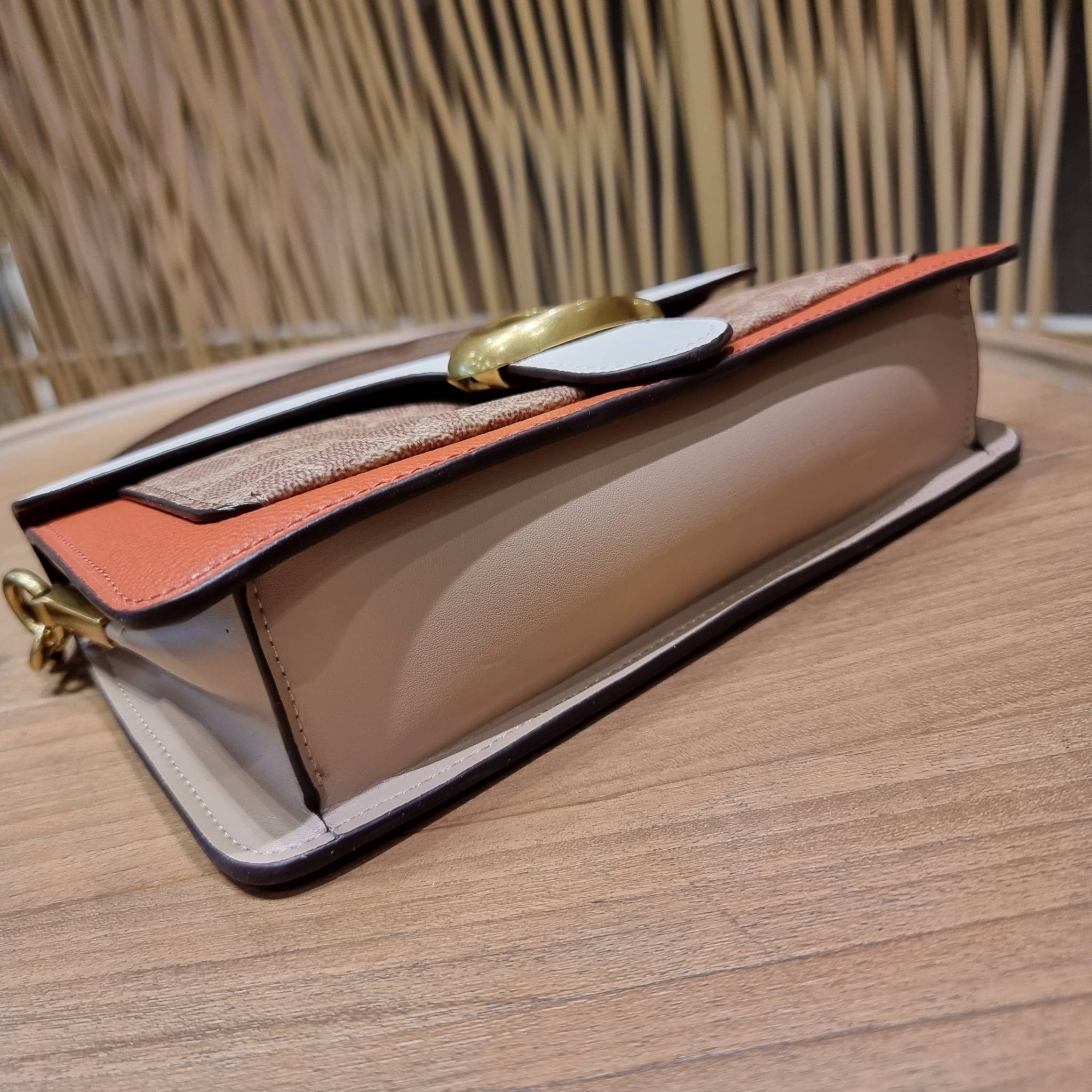 COACH TABBY SHOULDER BAG 26 IN SIGNATURE CANVAS WITH BEADCHAIN (6793,91215) กระเป๋าสะพายไหล่ ดีไซน์วินเทจย้อนยุค สวยคมชัด คลาสสิคใช้ได้ทุกลุค วัสดุหนังแท้สลับหนังแคนวาสเคลือบลาย เปิด-ปิดด้วยแม่เหล็กในตัว รับรองแน่นหนา ด้านหลังมีช่องแยก ภายในเป็นช่องโล่ง ข