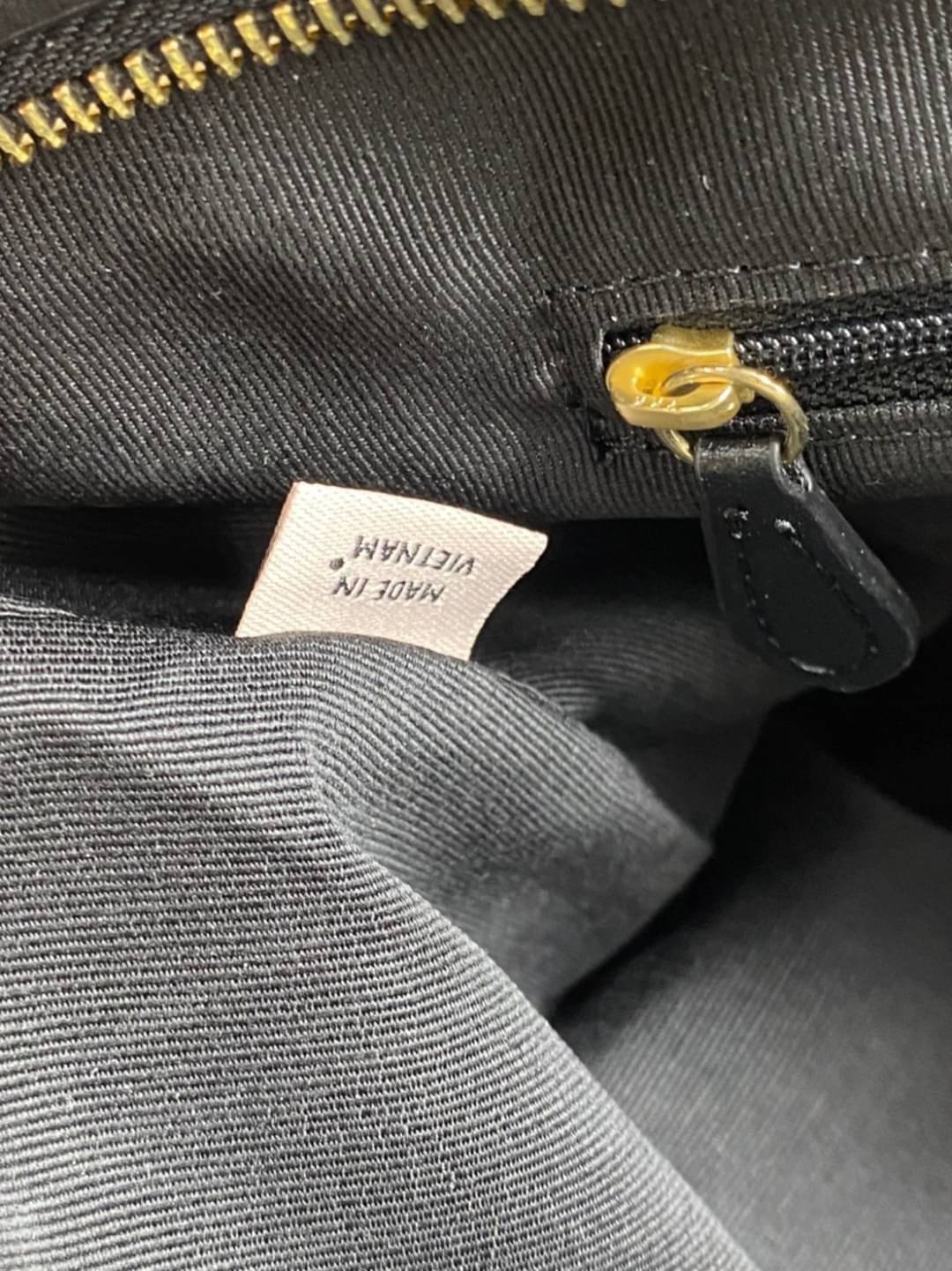 COACH Tote in Signature Canvas Bag กระเป๋าสะพายทรงช้อปปิ้ง สายกระเป๋าเป็นหนังสลับโซ่ทองสวยงาม เพิ่มความหรูหรา ภายในโล่งกว้างใส่ของได้เยอะมาก วัสดุ Canvas เคลือบลายซิกเนเจอร์และหนัง พร้อมซิปกลางเก็บของได้มิดชิดเลยค่ะ มี 3 สี น้ำตาล ดำ ขาว