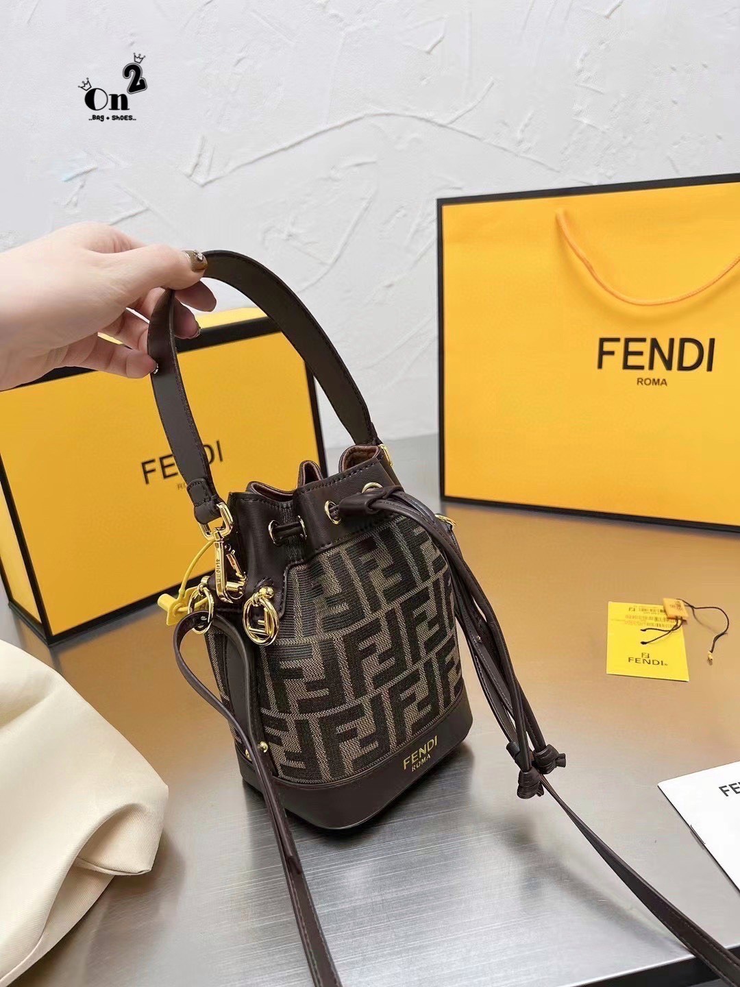 FENDI MINI BUCKET BAG / Fendi Mon Tresor Beige Raffia mini Bag กระเป๋าสะพายทรงขนมจีบยอดฮิต ไซส์มินิ ที่น่ารักน่าใช้มาก ดีไซน์สวยอยู่ทรง วัสดุผ้าแคนวาสสลับหนังแท้ ดีเทลห่วงคล้องอะไหล่สวยหรู มาพร้อมสายสั้นคบ้องแขน และสายครอสบอดี้สำหรับสะพายข้าง สลับใช้ได้ไม