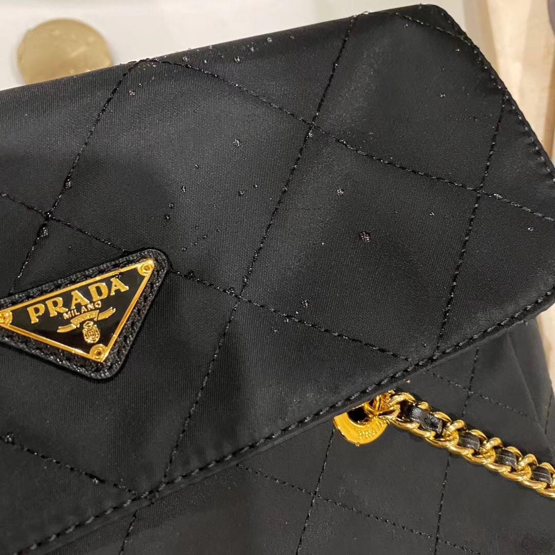 พรีเมี่ยมกิ๊ฟแท้ 100% 】PRADA Nylon Bag Premium gift กระเป๋าถือหรือสะพายพรีเมี่ยม อะไหล่ทองหรูหรา วัสดุ Nylon กันน้ำ น้ำหนักเบา จุของได้เยอะ ทรงสวย ซับในผ้าบุลายแบรนด์อย่างดี