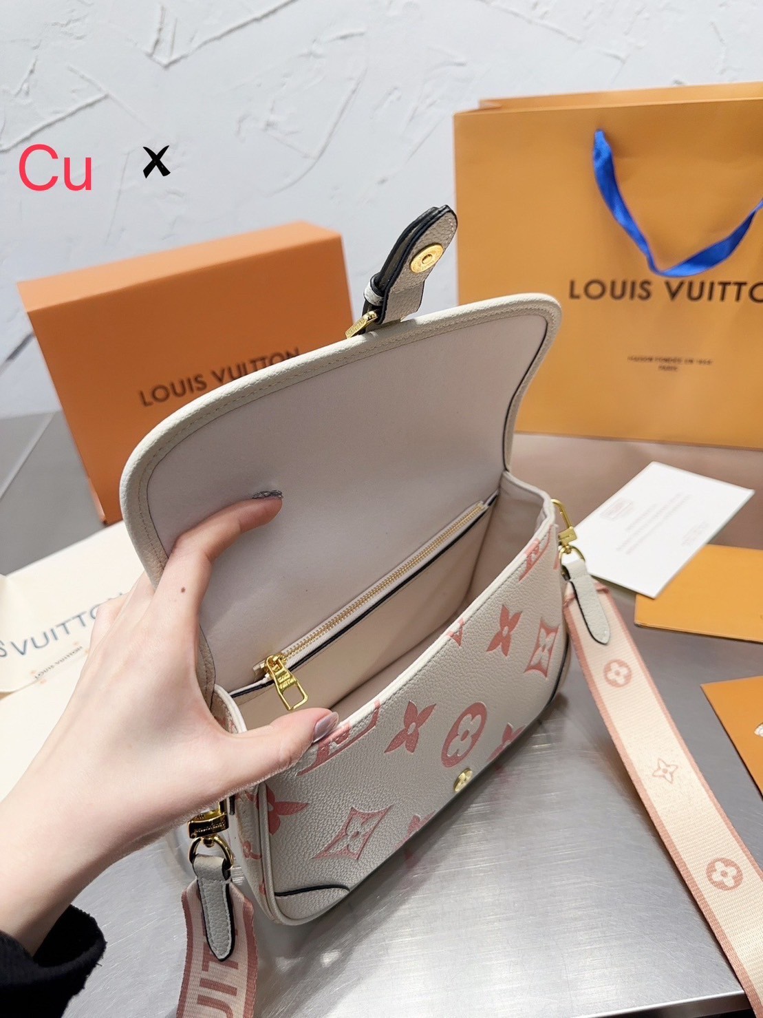 LV DIANE Monogram Canvas - Handbags ดีไซน์น่ารักน่าใช้มากๆ มีสายมาให้ถึง 2 แบบ สายหนังคล้องไหล่ได้ และสายสปอร์ตครอสบอดี้ได้ ปรับเปลี่ยนใช้ตามลุคแต่ละวันได้เลย