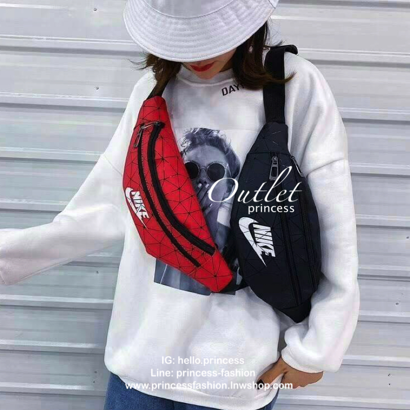 Adidas belt bag รุ่นใหม่พร้อมส่งที่ไทยกับกระเป๋าคาดอก/คาดเอว วัสดุpuน้ำหนักเบา ที่ตัวกระเป๋าแต่งtexture สวยงาม ด้านหน้าสกรีนโลโก้แบรนด์มีช่องด้านหน้า ใส่ iPhone plus ได้รวมถึงเหรียญ/บัตรที่ใช้บ่อย และช่องใหญ่จุได้เยอะ ใส่กระเป๋าเงินใบยาวได้ รุ่นนี้ปรับสาย