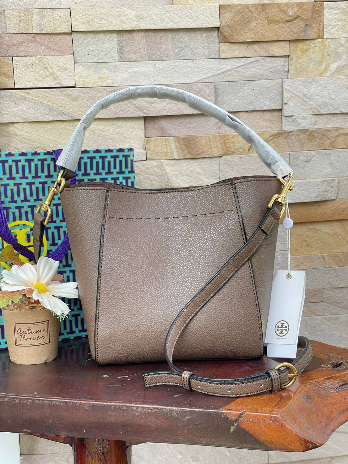 TORY BURCH McGraw Small Bucket Bag ดีไซน์ทรงตะกร้าแสนน่ารัก ดีเทลสะดุดตา รูปทรงจดจำง่าย สาว ๆ คนไหนที่เบื่อกระเป๋าถือทรงเดิม ๆ ลองมาดู Collection นี้กันดีกว่าค่ะ