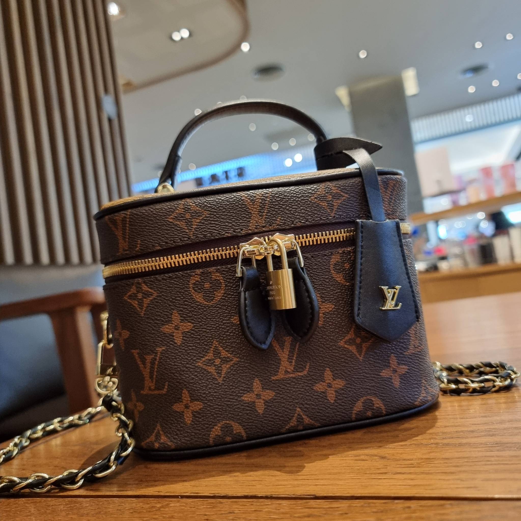 LV EXCLUSIVE VIP COSMETICS GIFT BOX กระเป๋าถือ/สะพาย สวยอยู่ทรง มาพร้อม box set สุดหรู adapt ใช้เป็นกระเป๋าเก็บเครื่องสำอางค์ ถือเชิดๆ หรือสะพายเลิศๆ ไปเที่ยว ไปไหนๆก็ดูแพง!! สวยจริงจัง!! พิเศษ!! มาพร้อมแม่กุญแจล็อคครบชุด และพวงหนังห้อย คุ้มมากๆแม๊!! ทุกด