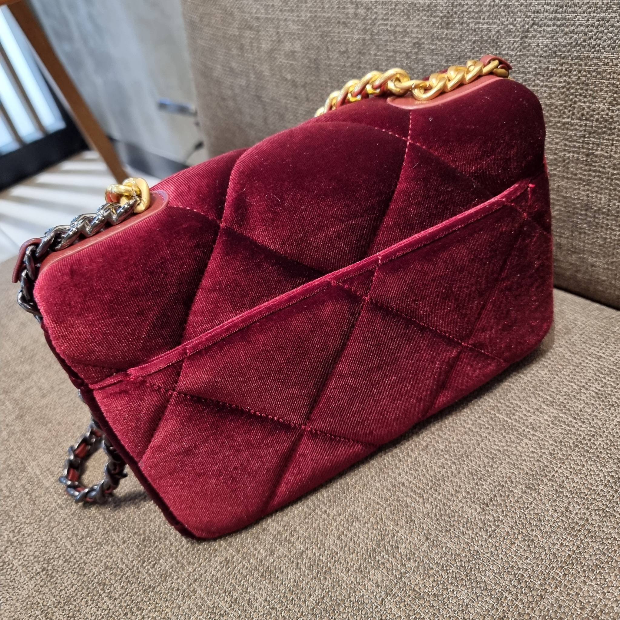 ไม่มองไม่เหลียวไม่ได้แล้ว!! ความหรูที่โดดเด่นจากผ้ากำมะหยี่ สร้างดีเทลผู้ดี ลูกคุณมากๆ Chanel vip boutique กระเป๋าสะพายจาก duty free ในราคาสุดประหยัด!! ดีไซน์เลิศ ตกแต่งด้วยโซ่ทูโทน ลงตัวแบบไม่มีที่ติ เปิด-ปิดด้วยตัวบิดล็อค ภายในโล่งกว้าง ใส่กระเป๋าสตางค์