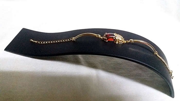 สร้อยข้อมือปี่เซี้ยะองค์เล็กพลอยมณีใต้น้ำสีแดง ช่วยต้านคราเคราะห์ แก้ชงปีกุน ปี2562 พร้อมใบคาถาค่ะ