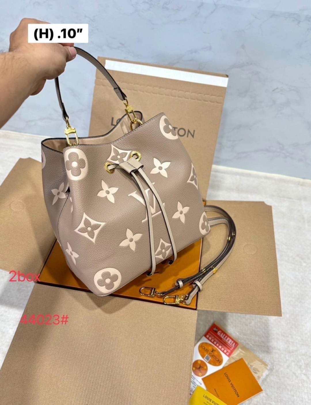 LV NeoNoe MM Monogram Flower กระเป๋าสะพายทรงบัคเก็ตเสน่ห์ชวนหลงใหล อีกหนึ่งรุ่นท็อปฮิต ที่ไม่มีไม่ได้จริงๆ