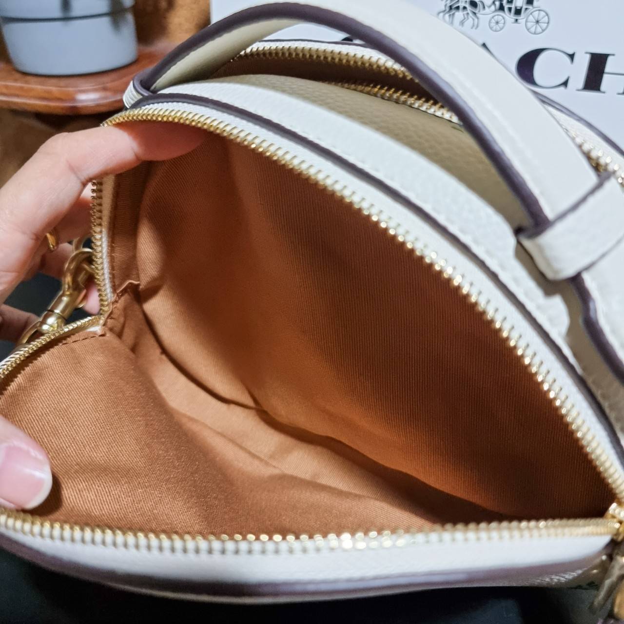 COACH C4252 SERENA SATCHEL WITH WILD MEADOW PRINT อีกหนึ่งคอลเลคชั่นตัวท็อป ที่ขายได้ตลอดปี ดีไซน์ใหม่ล่าสุด สไตล์คุณหนู ลุคหวานๆ กระเป๋าสะพายข้าง สวยอยู่ทรง สะพายขับผิวเป็นที่สุด วัสดุหนัง pepble สัมผัสนิ่ม เปิด-ปิดด้วยซิป 2 ช่องหลัก ภายในเป็นช่องโล่ง เก