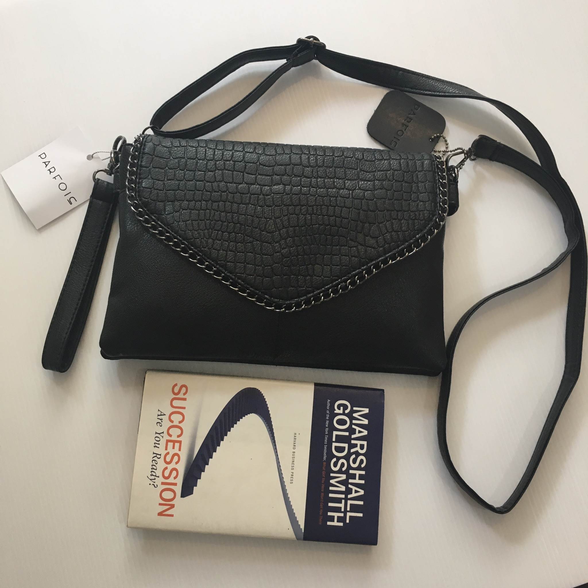 เอาใจสาวๆ ที่ต้องการหากระเป๋าสะพายทรงนี้ สีดำ อะไหล่ดำ เรียบหรูมากคะ จากแบรนด์ Parfois ตัวกระเป๋าสะพาย ปรับเก็บสายถือเป็น clutch bag ได้คะ มีสายคล้องข้อมือ ขนาดกะทัดรัด พร้อมช่องแยกเก็บของถึง 3 ช่องใหญ่ ใส่ กระเป๋ายาว มือถือ iphone 6 plus ได้คะ น้ำหนักเบา