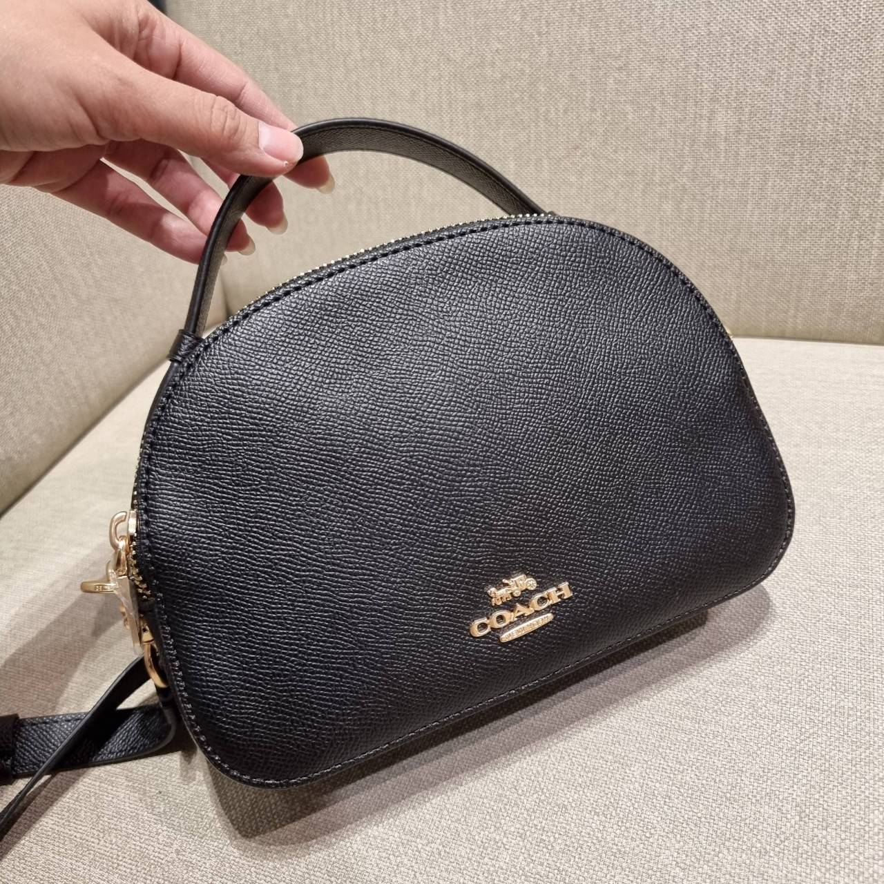 COACH 1589 SERENA SATCHEL กระเป๋าสะพายคอลเลคชั่นยอดฮิต ดีไซน์ลุคผู้ดี ต้องยกให้น้องใบนี้เลย!! จัดสีคุณหนูมาให้ สวยตาแตก!! วัสดุหนัง crossgrain ทนทาน เปิด-ปิดด้วยซิป 2 ช่องหลัก ภายในเป็นช่องโล่ง เก็บของได้แบบสบายๆ ใส่มือถือได้ทุกรุ่น สามารถหยิบไปแมทช์ได้ง่