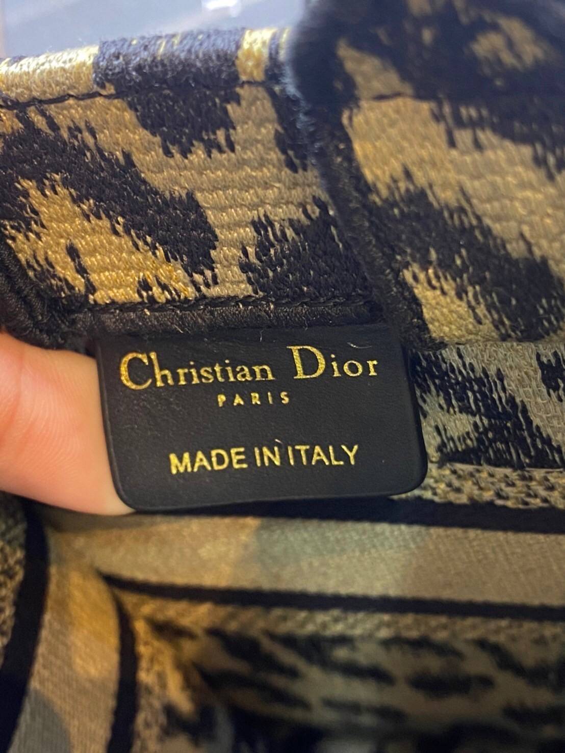 ORI 】Mini Dior Book Tote Phone Bag Beige Multicolor Mizza Embroidery พร้อมส่งที่ไทย ภาพสินค้าถ่ายจากงานขายจริง ใช้งานต่างประเทศได้ กระเป๋าใบมินิจะใส่โทรศัพท์ได้เช่นเดียวกับของใช้จำเป็นเล็กๆ น้อยๆ ในแต่ละวัน มาพร้อมสายสะพายไหล่แบบปักที่ปรับได้และถอดออกได้ 