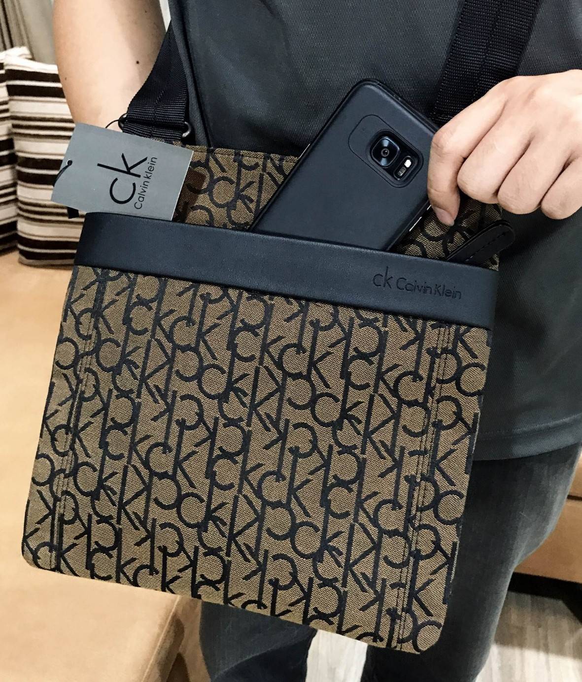 CALVIN KLEIN JEANS CROSSBODY BAG กระเป๋าสะพายรุ่น Limited Edition จาก Calvin Klein Jeans วัสดุ Canvas + Polyester 100% คุณภาพดี เนื้อหนา ลาย Ck ด้านหน้ามีโลโก้ Calvin Klein พร้อมช่องซิป 1 ช่อง เปิดปิด ด้วยซิปสะดวกใช้ ภายในมีโลโก้ เเละช่องซิป ขนาดกำลังดี ใ