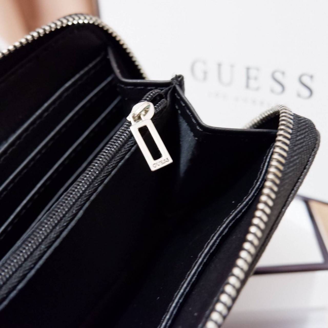 GUESS FACTORY WOMEN'S WALLET กระเป๋าสตางค์ใบยาว ดีไซน์สวยหรู วัสดุหนังนิ่มลายหนังSaffiano ประดับโลโก้แบรนด์สวย เปิดปิดด้วยซิปบน ภายในมีทั้ง ช่องใส่ธนบัตร แบงก์พัน และช่องใส่บัตรหลายช่องแยกเป็นสัดส่วน ภาพถ่ายจากสินค้าจริงสวยน่าใช้ค่ะ สาวๆที่กำลังหากระ