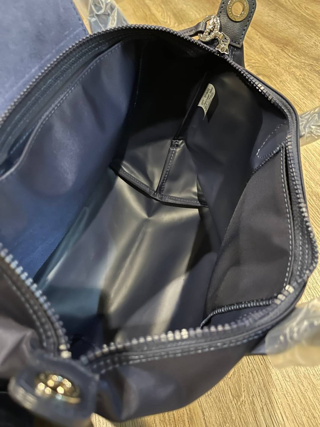 ของแท้ 💯% Longchamp LE PLIAGE NÉO TOP HANDLE BAG (small size) อีกหนึ่งรุ่นยอดนิยม ที่สาวๆ ต้องมีไว้เก็บไว้สักใบ กระเป๋าโท้ทใบนี้ มาพร้อมกับสีที่มีสไตล์เรียบง่าย