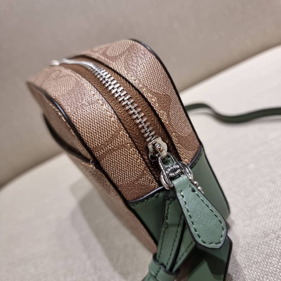 COACH 91677 MINI CAMERA BAG IN SIGNATURE CANVAS สีมาใหม่ รุ่นขายดีที่สุด!! กระเป๋าสะพายข้างไซส์มินิ คลาสสิคอยู่ทรง อะไหลเงินเรียบหรู วัสดุหนังแคนวาสเคลือบลาย เปิด-ปิดด้วยซิป สายสะพายปรับได้ตามตัว ใบนี้แมทช์ได้ทุกลุค ใช้เป็น everyday bag ได้สบายๆเลยจ้า &#x
