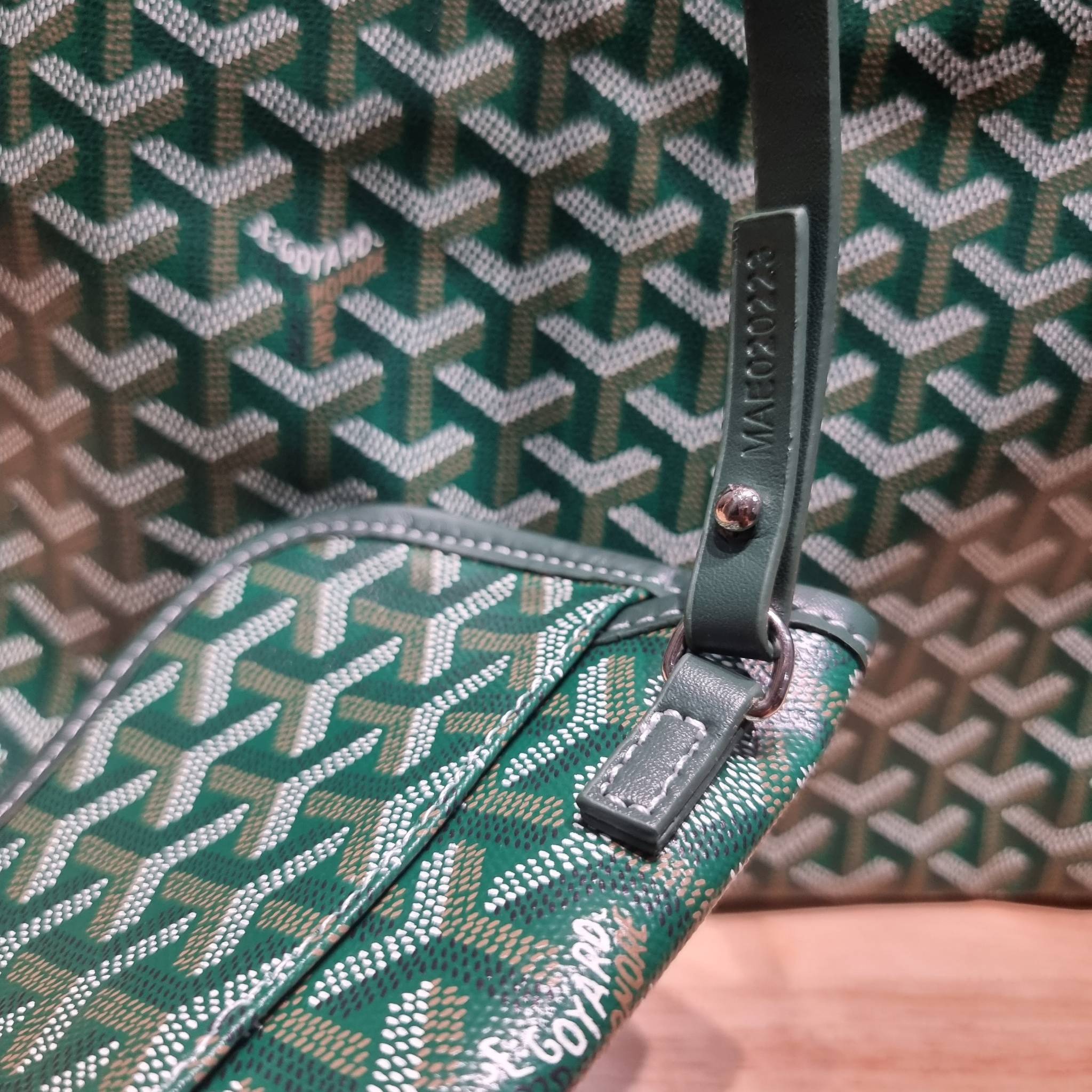 GOYARD BOHEME HOBO BAG / GOYARD HOBO กระเป๋าสะพายทรงโฮโบ ใบใหญ่จุใจ!! มาครบสีขายดี เลิศทุกสี รูปทรงคลาสสิค ดีไซน์เป็นเอกลักษณ์ วัสดุหนังแคนวาสพิมพ์ลายสวยคม ปากกระเป๋ามีซิปเปิด-ปิดกันของหล่นได้ ภายในโล่งกว้างมาก มาพร้อมสายคล้องในตัว ทนทาน สะพายสวยๆได้ทุกวั