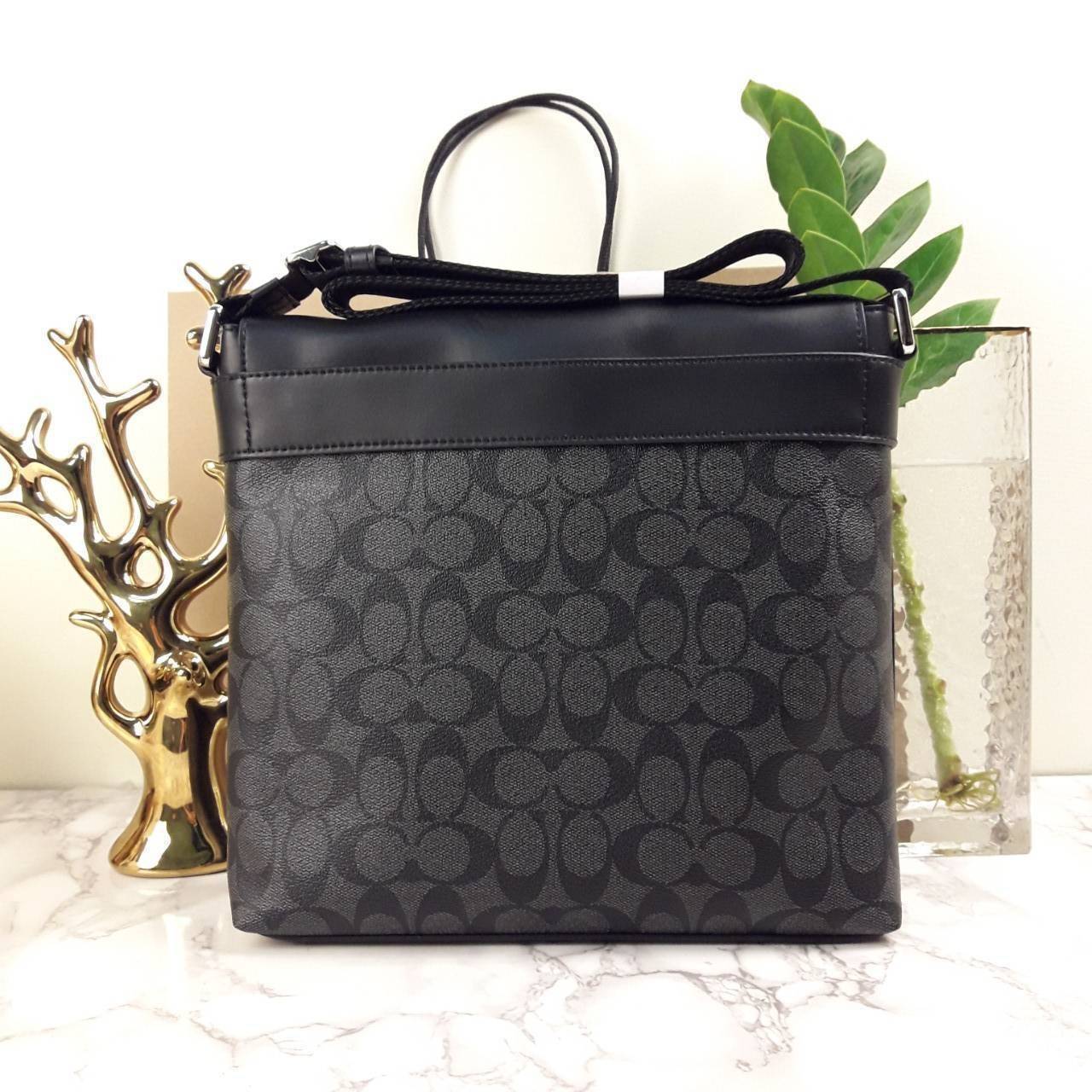 COACH CHARLES SMALL MESSENGER IN SIGNATURE (F54771)🌲ทั้งหล่อ ทั้งเท่มากๆขนาดนี้ ไม่ควรพลาด !! //สะพายข้างใบใหญ่ Unisex ใช้ได้ทั้งชายและหญิง // วัสดุแคนวาส ผสมหนังแท้อย่างดี อยู่ทรงสวย คุณภาพสุดๆ ฝาเปิดกระเป๋า ล็อคด้วยตัวล็อคแม่เหล็ก แน่นหนามากๆ ช่