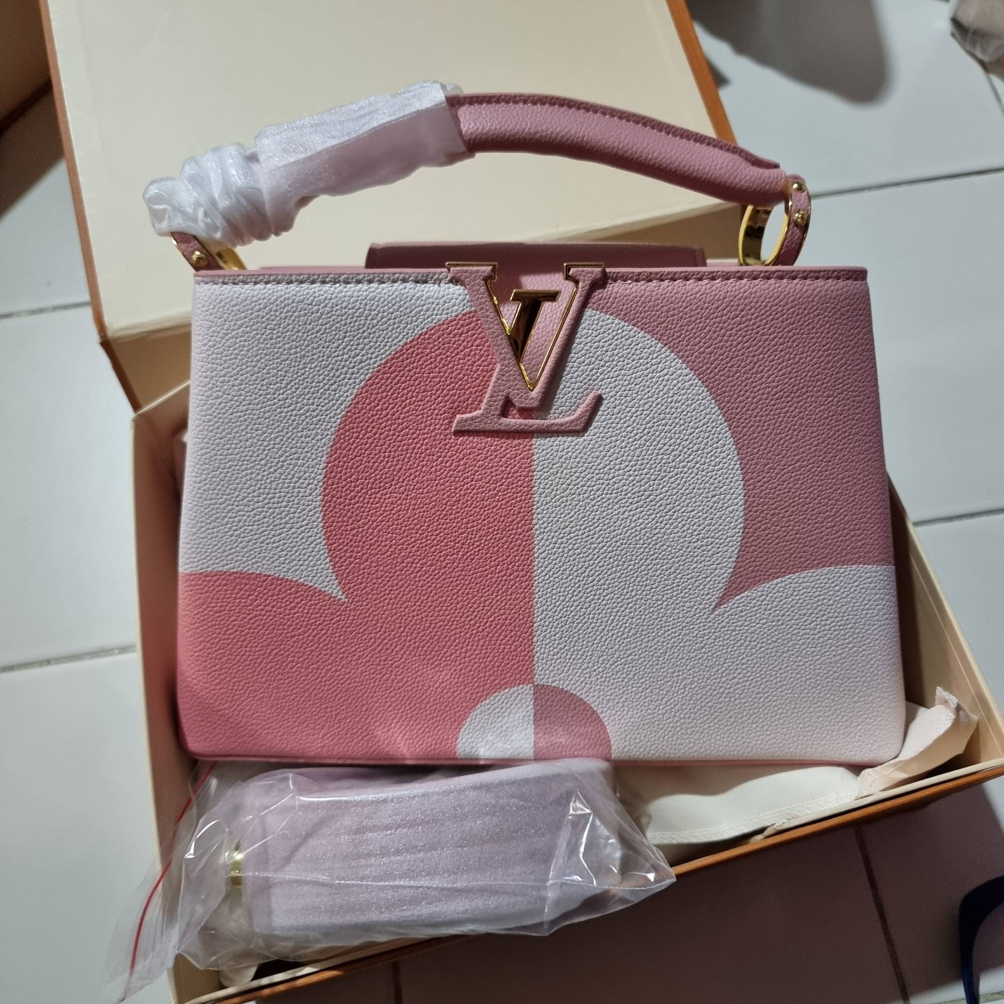 LV capucines top handle ที่สุดของความสวยในราคาเบาๆ กระเป๋าถือสุดหรู ดีไซน์ทรงคลาสสิค พร้อมลวดลายหรูหรา มาพร้อมหูจับในตัว ด้วยรูปทรงวินเทจและวัสดุหนังลูกวัว สัมผัสดี ขับผิว ทำให้ไอเท็มนี้สะกดทุกสายตาจริงๆ และยังมีลูกเล่นที่ฝาปิดกระเป๋า ที่สามารถปิด หรือสอด